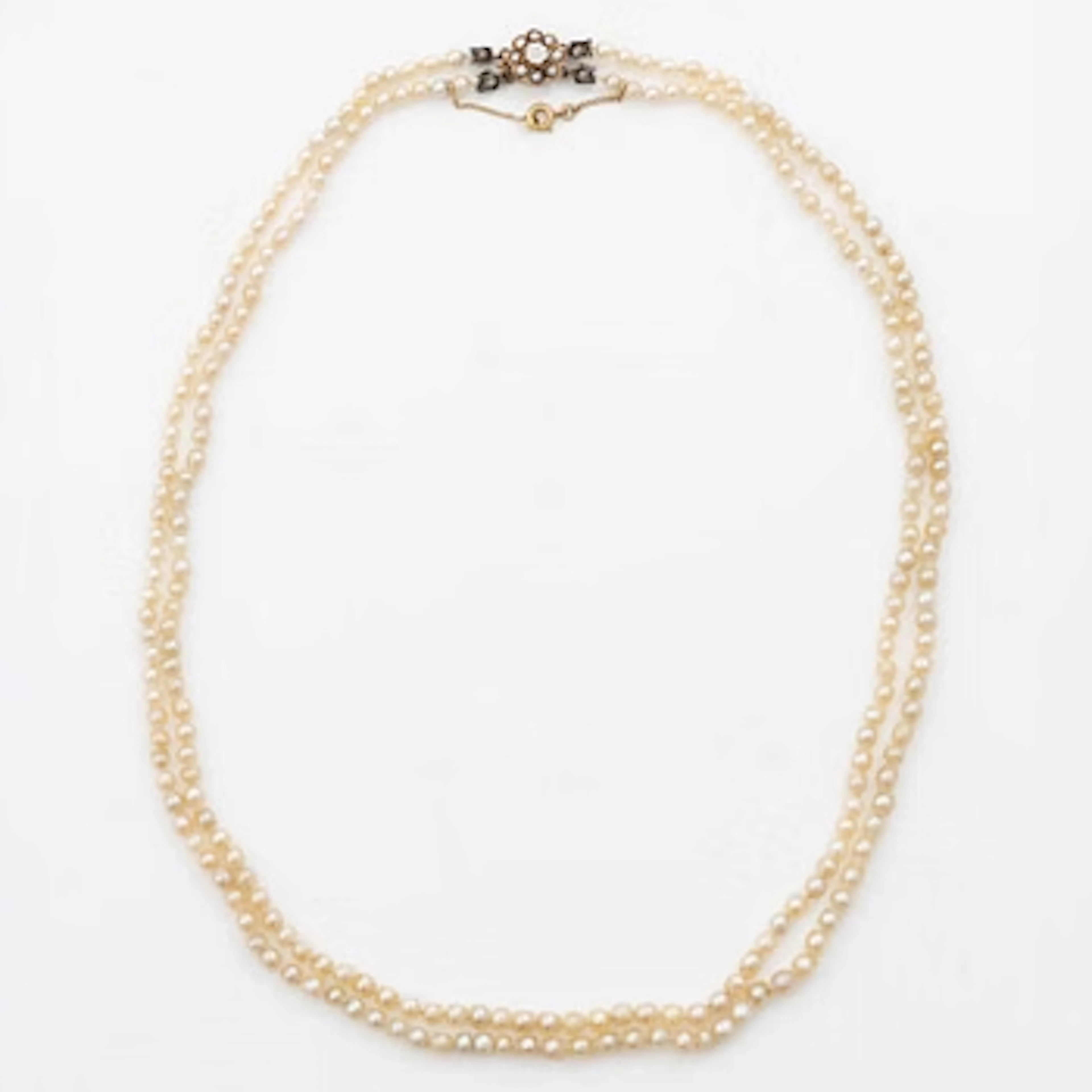 Pearl necklace with a gold clasp set with an old-cut and rose-cut