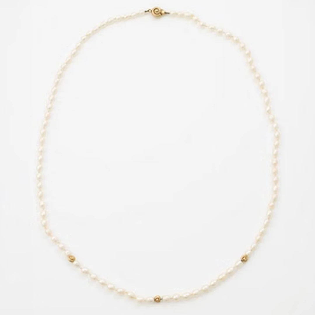 Cultured pearl necklace, with a shell-shaped clasp in 18K gold.