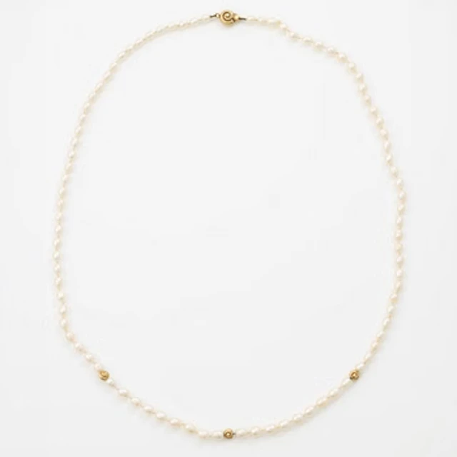 Cultured pearl necklace, with a shell-shaped clasp in 18K gold.