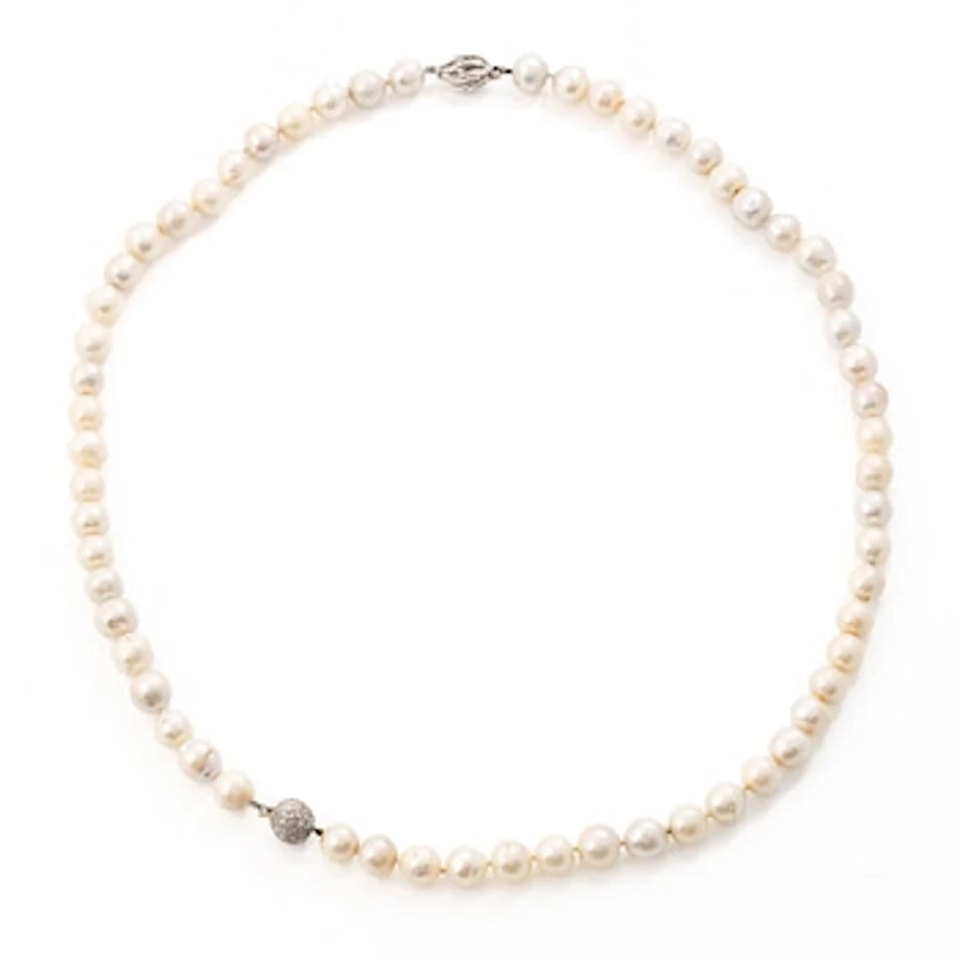 Two pearl necklaces with cultured freshwater pearls, two 18K white