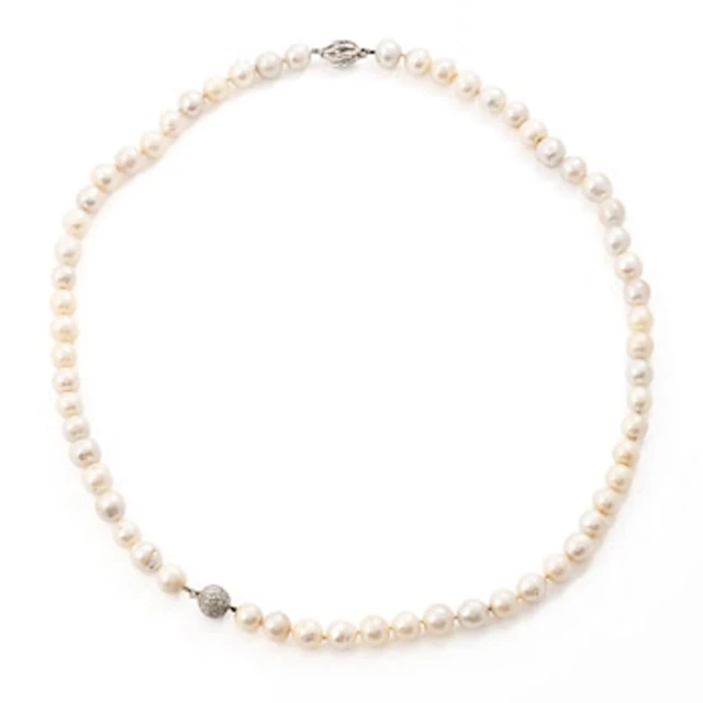Two pearl necklaces with cultured freshwater pearls, two 18K white
