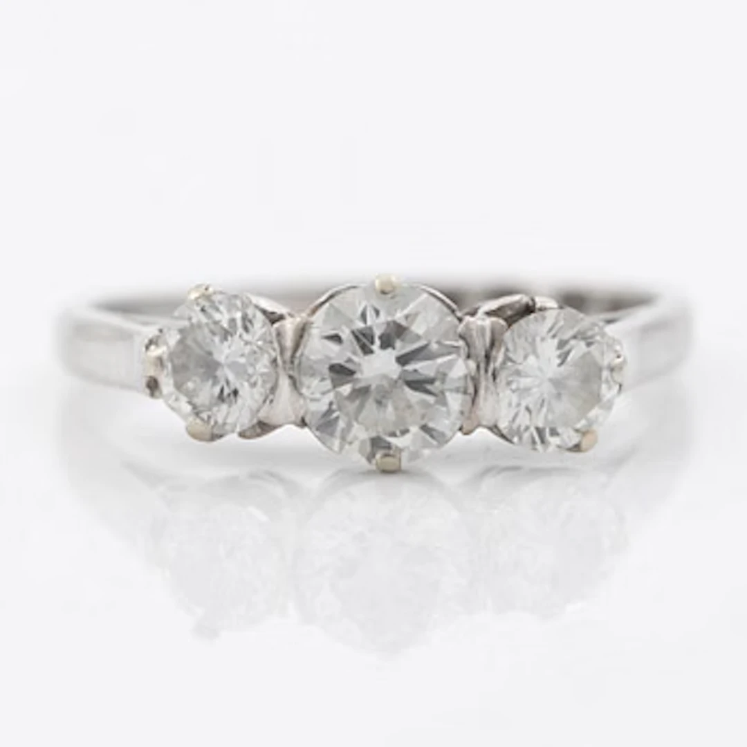 Ring in 18K white gold with three brilliant-cut diamonds.