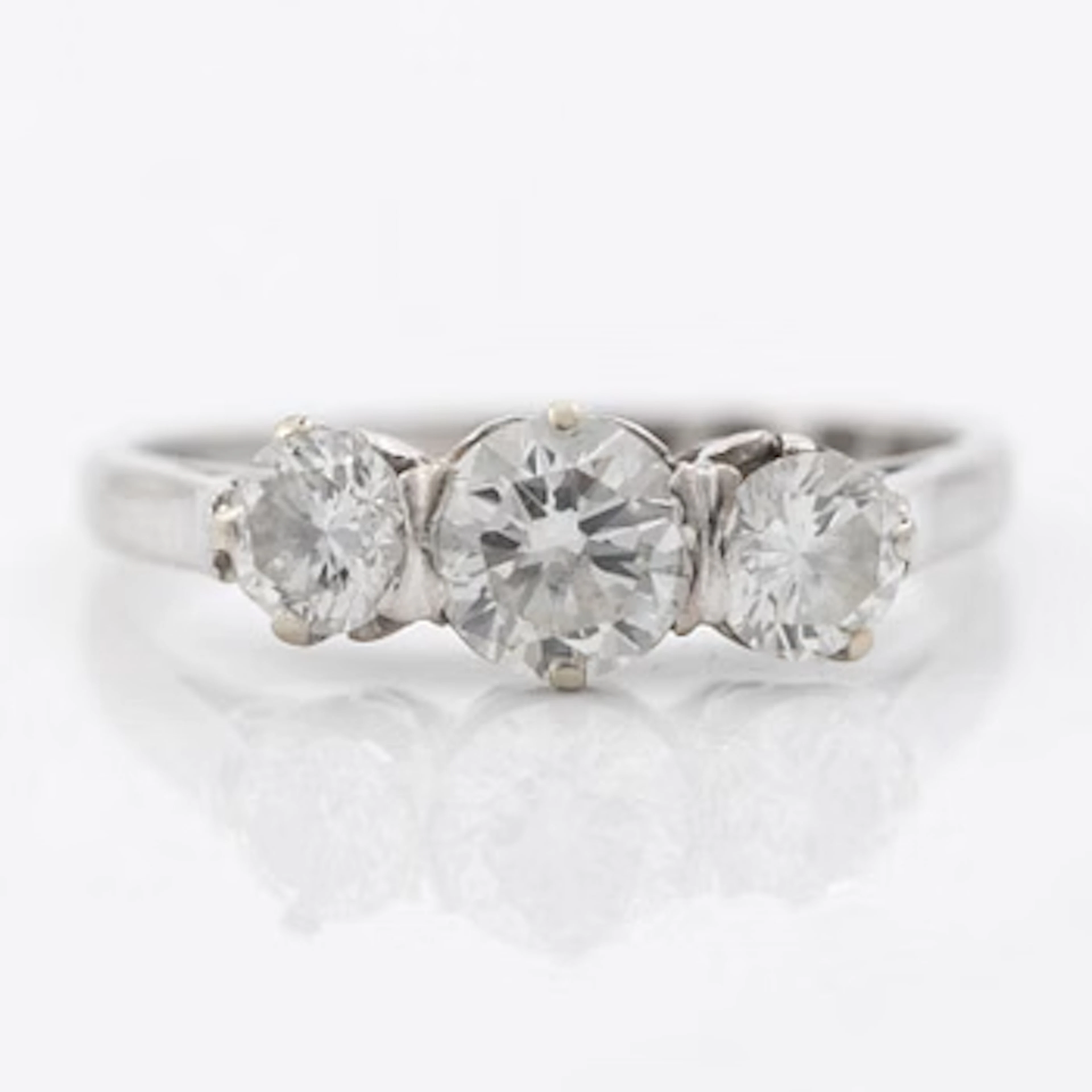 Ring in 18K white gold with three brilliant-cut diamonds.