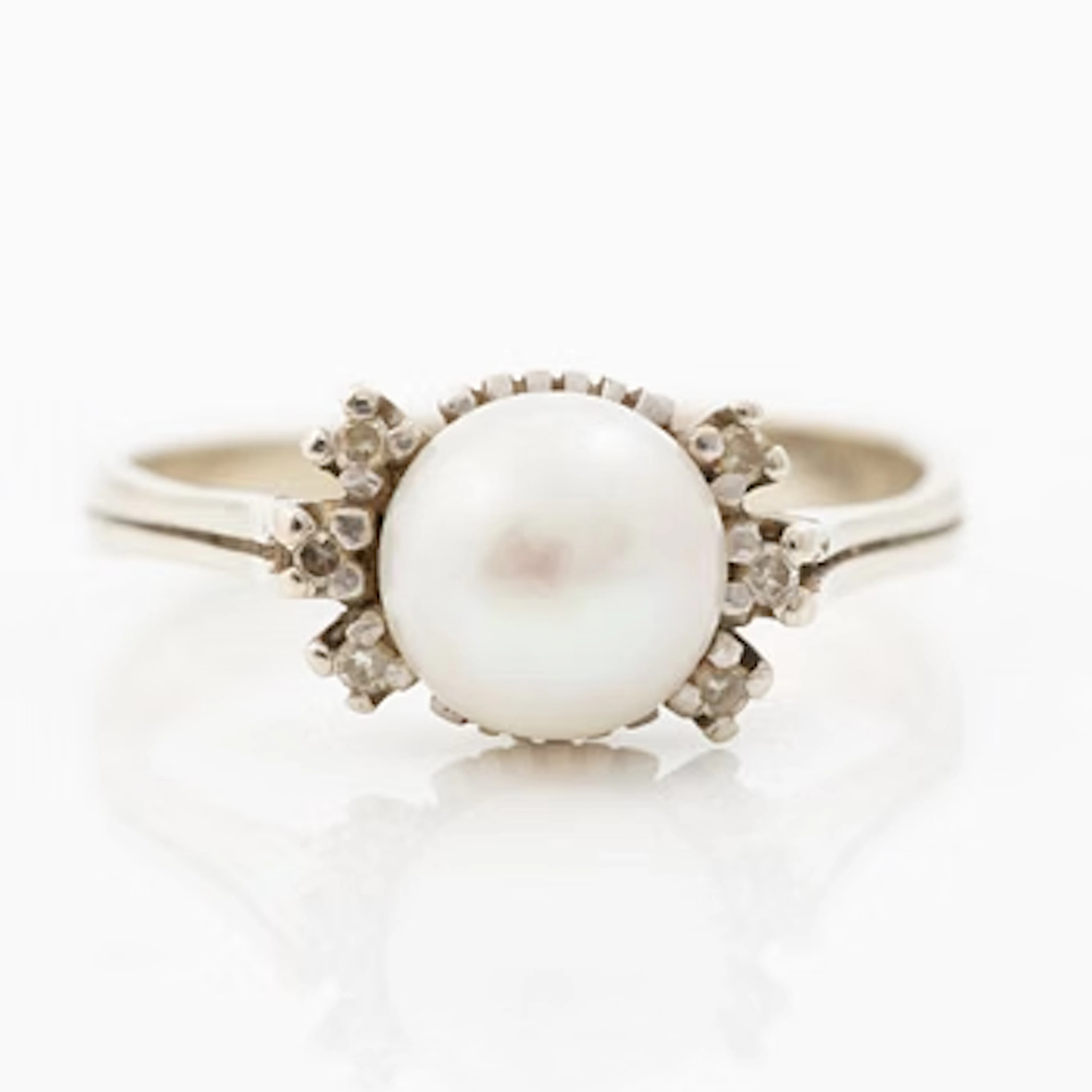 18K white gold ring with a cultured pearl and small diamonds.