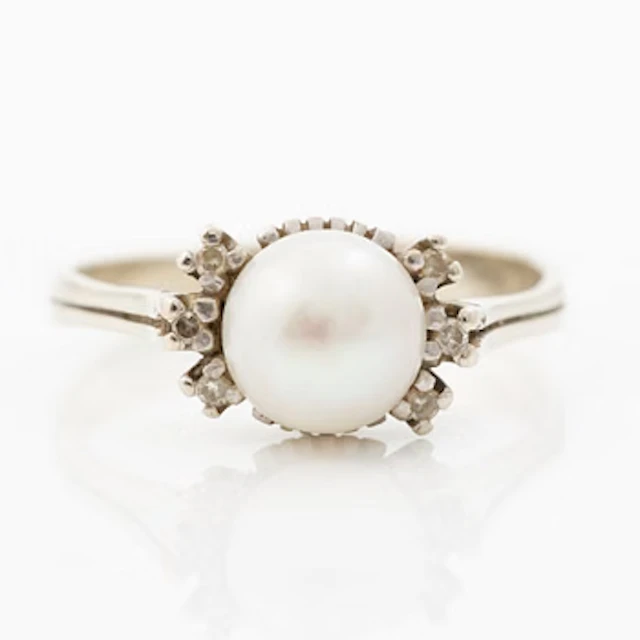 18K white gold ring with a cultured pearl and small diamonds.