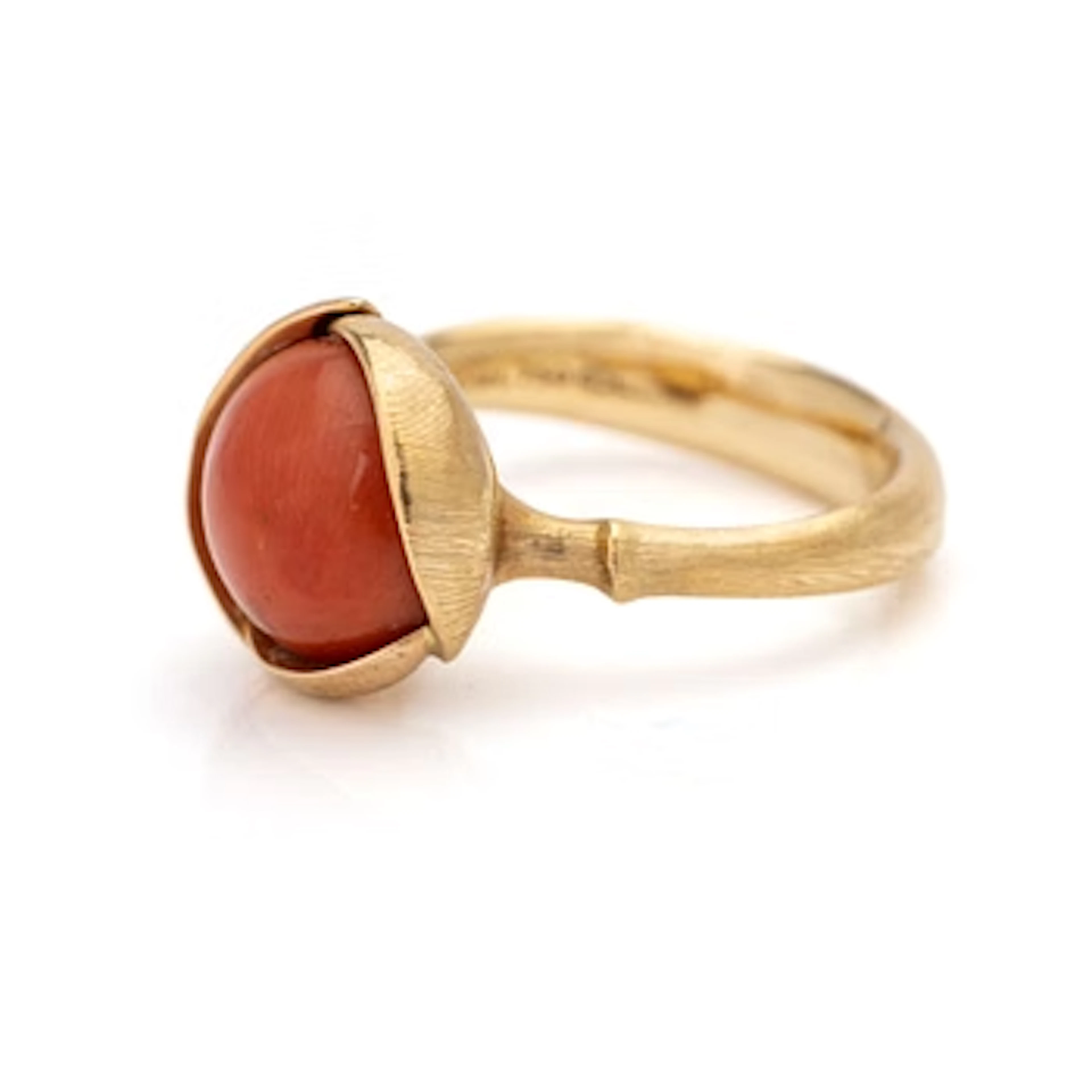 Ole Lynggaard, ring, "Lotus Ring 2", med cabochonslipad korall i 18k