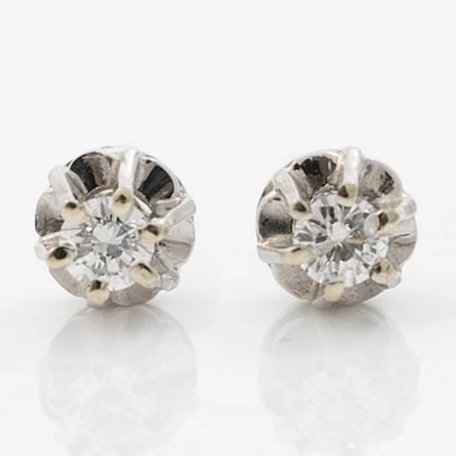 A pair of 18K white gold earrings with round brilliant-cut diamonds.