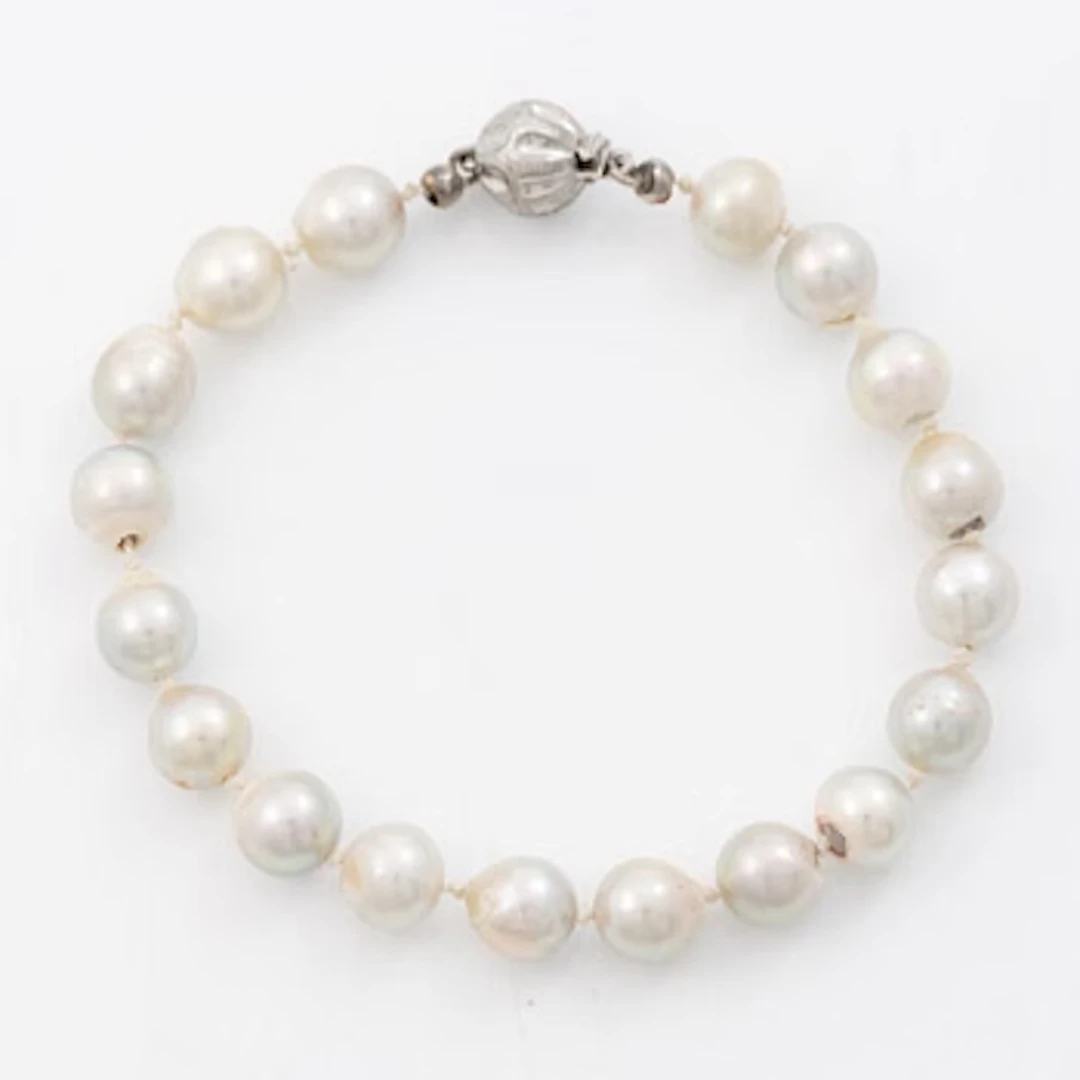 Bracelet, cultured pearls, silver clasp.