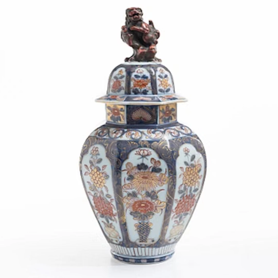 A Japanese imari porcelain urn with cover, Meiji (1868-1912).