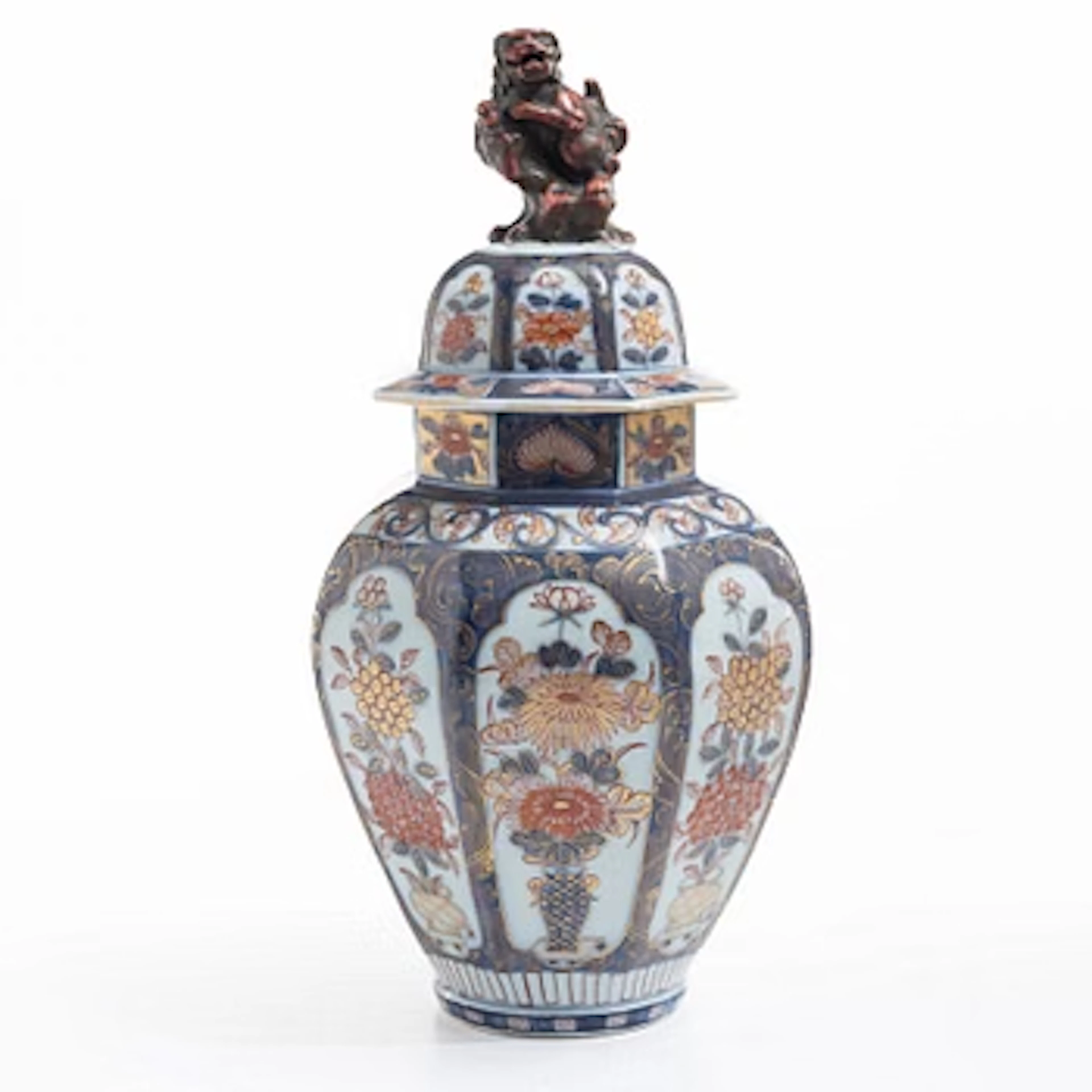 A Japanese imari porcelain urn with cover, Meiji (1868-1912).