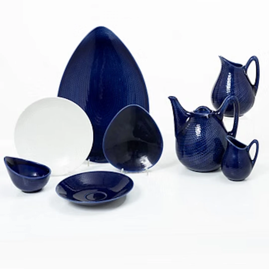 Hertha Bengtson, A 17 piece tableware set, “Blå eld”, Rörstrand.