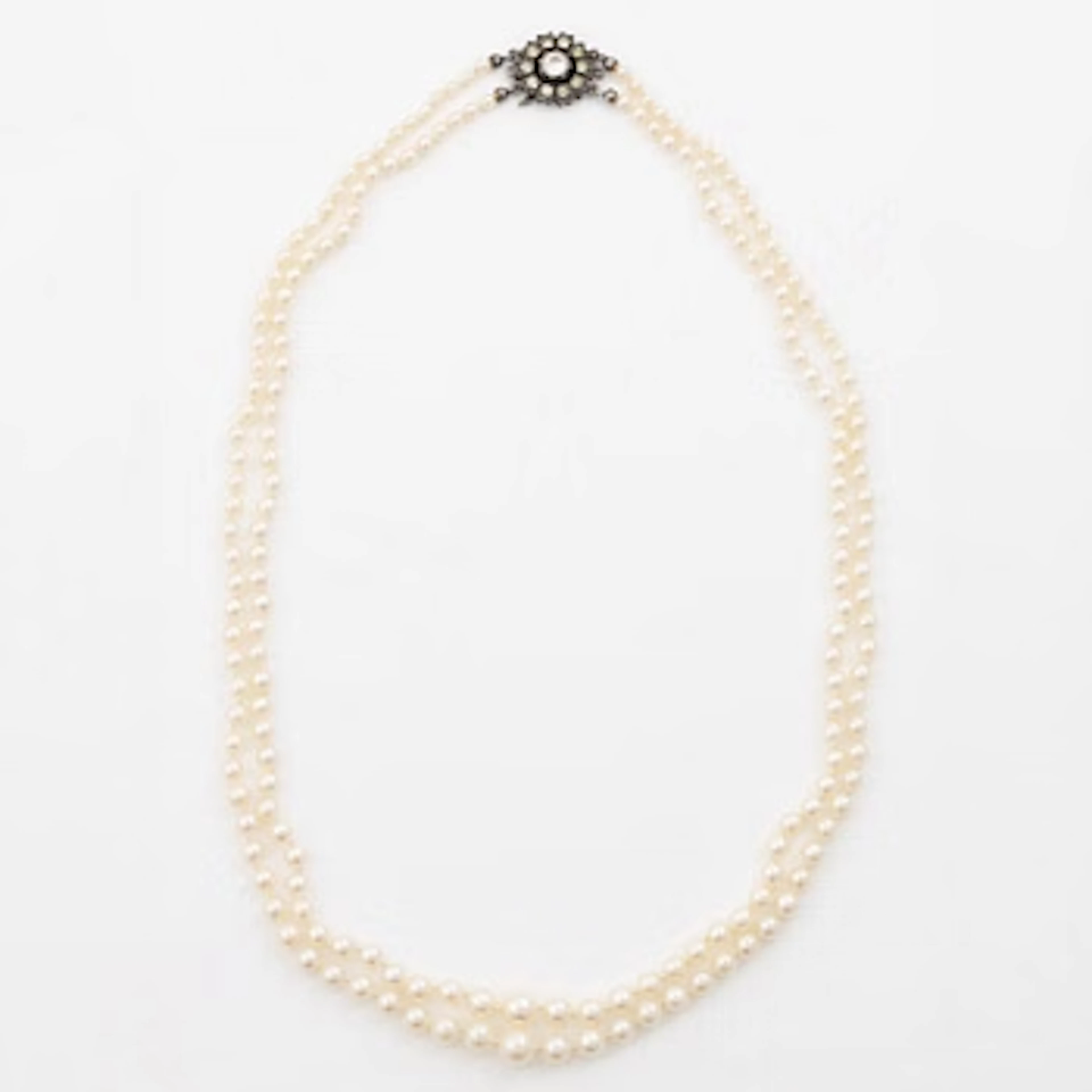 Double-row necklace with graduated cultured pearls, silver clasp set