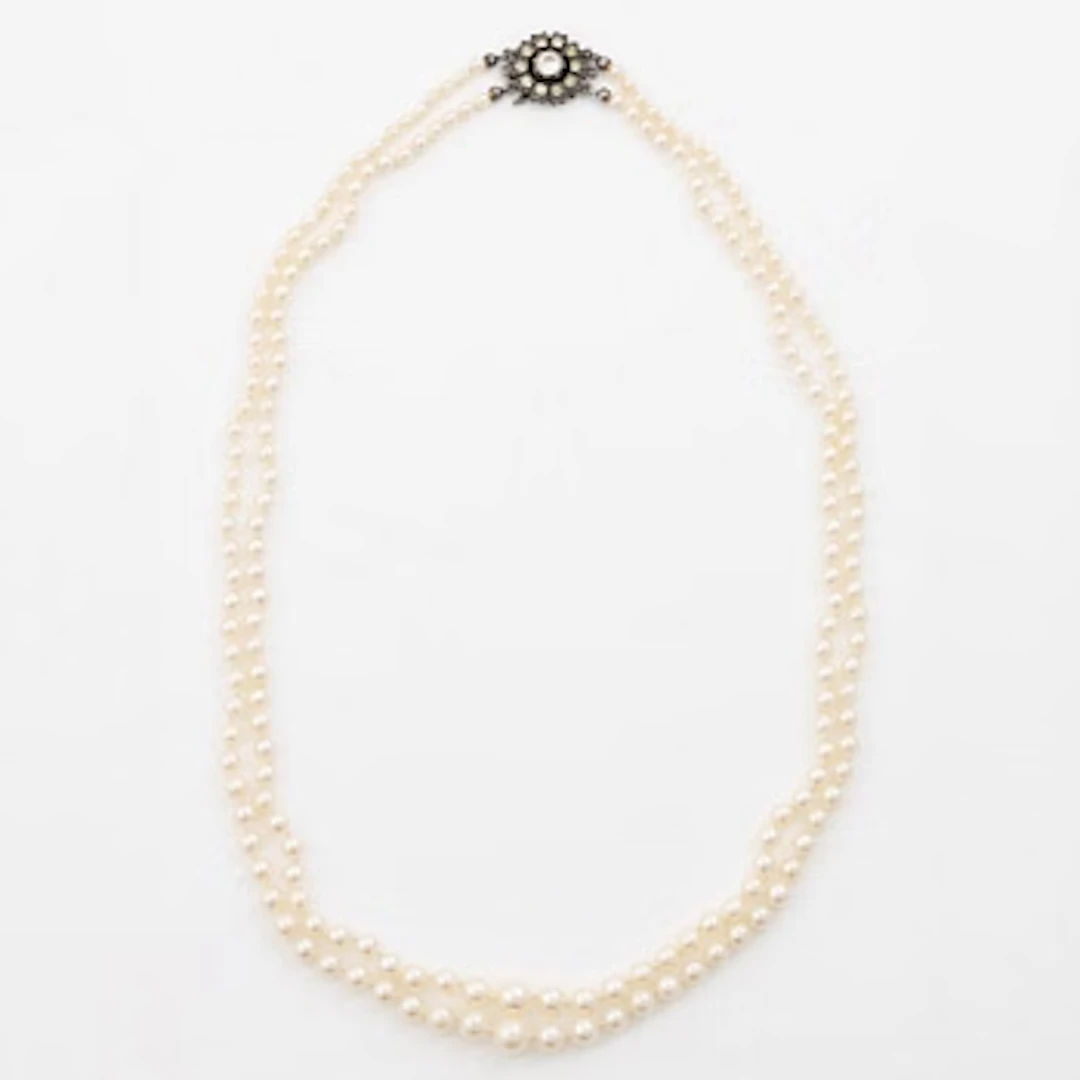 Double-row necklace with graduated cultured pearls, silver clasp set