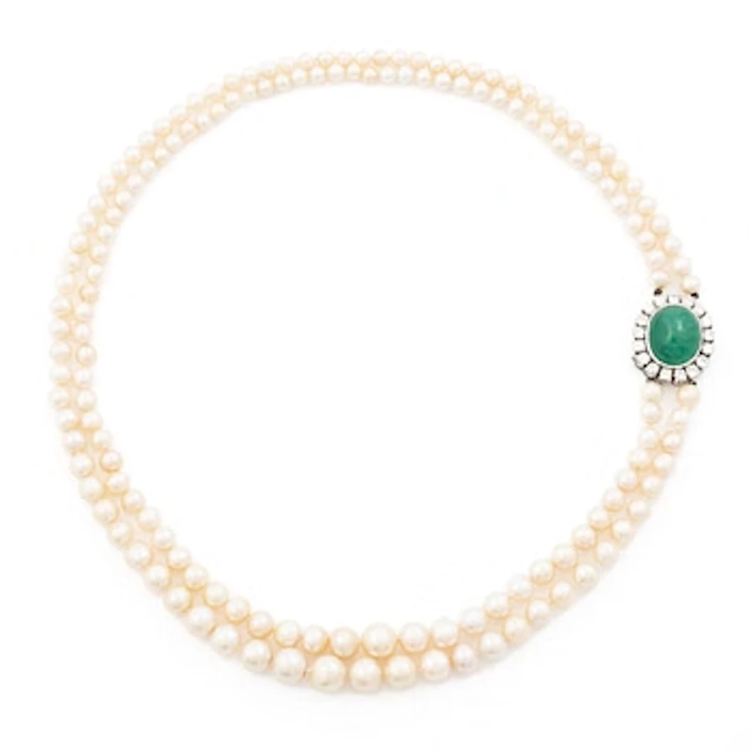 Cultured pearl necklace with clasp in 18K white gold, set with a cabochon-cut