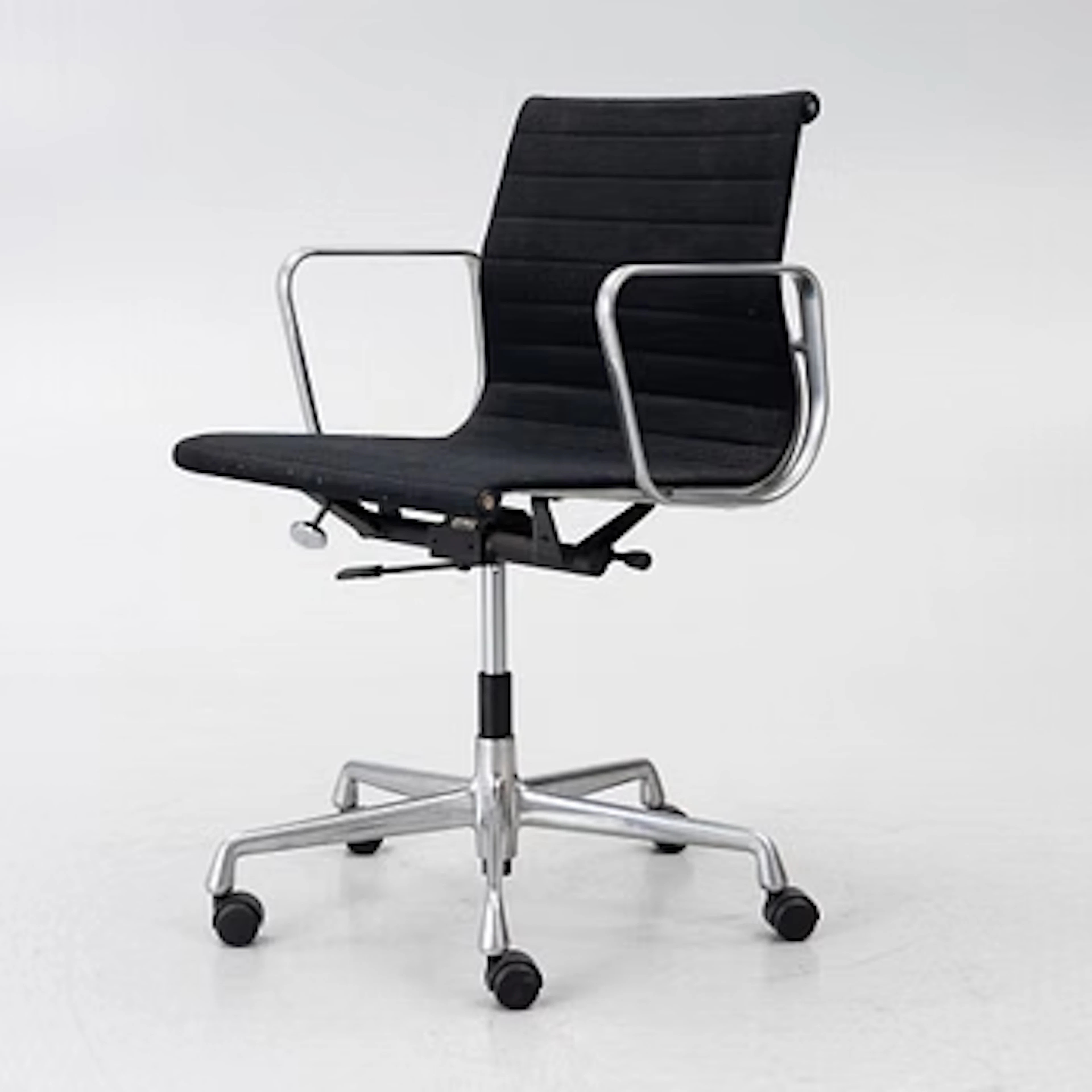 Charles & Ray Eames, Armchair/office chair, “EA108”, Vitra.