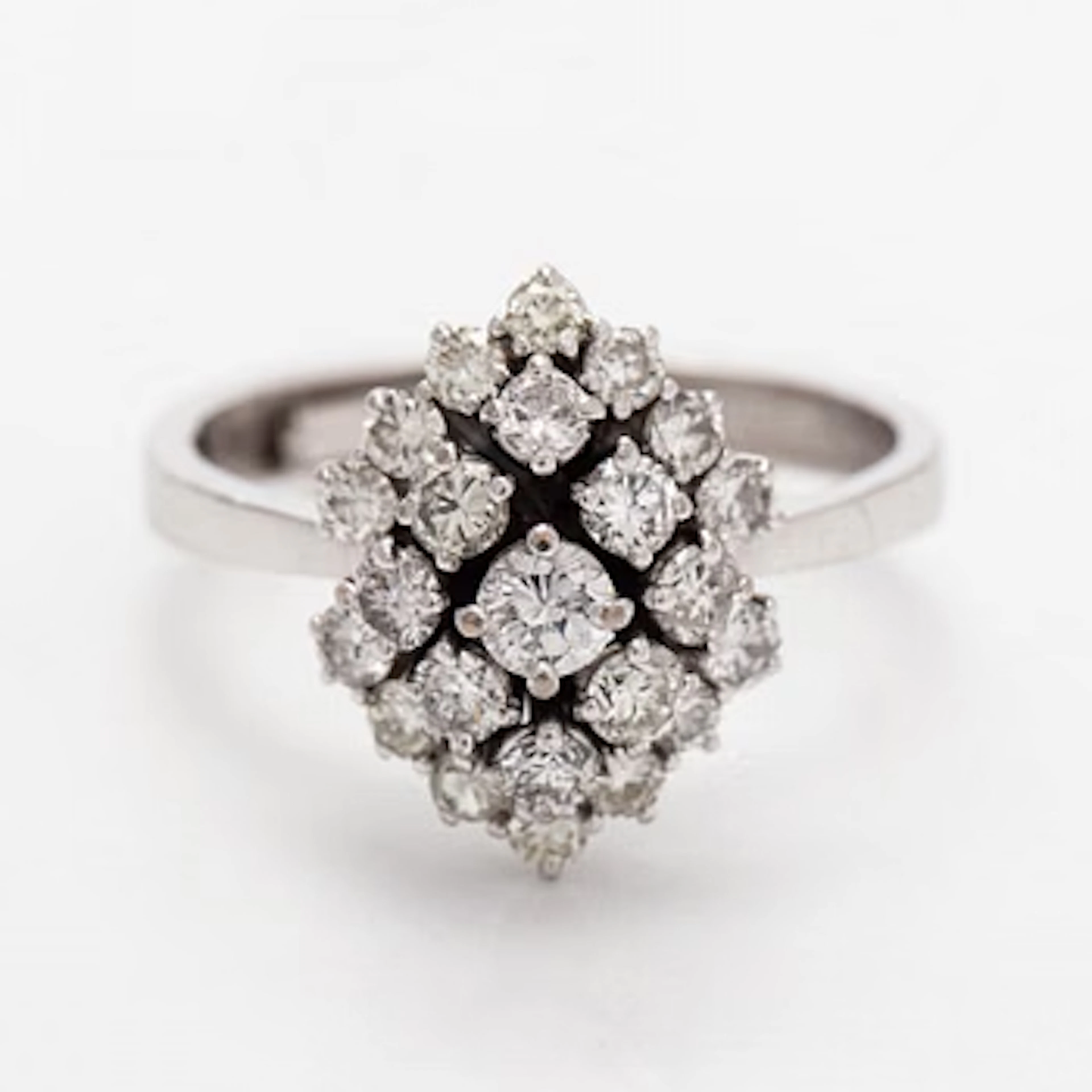 Ring, brilliant cut diamonds, platinum.