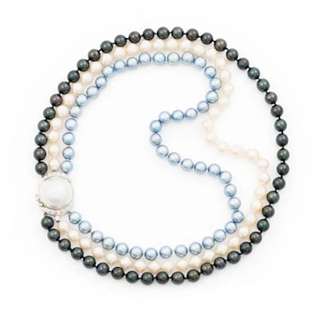 Three-row pearl necklace with cultured pearls, with an 18K white gold