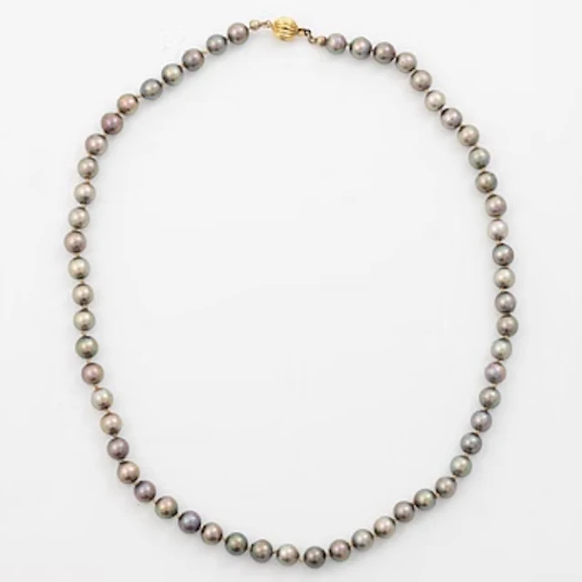 Cultured pearl necklace, 18K gold clasp.