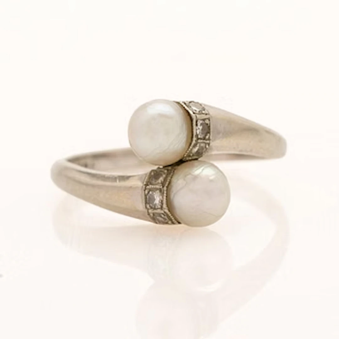 Ring in 18K gold with two pearls and brilliant-cut diamonds.