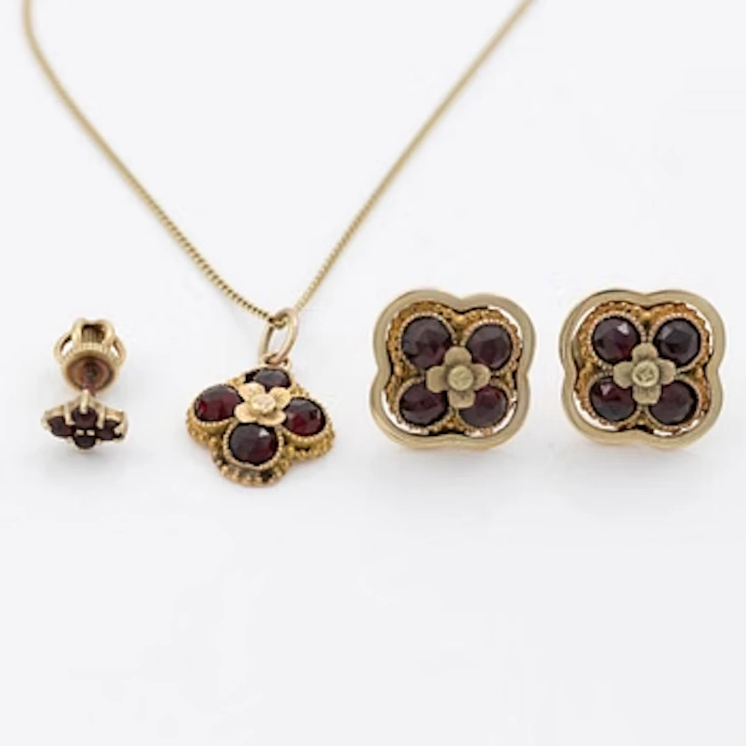 Jewellery set comprising a pair of earrings, a small earring and a