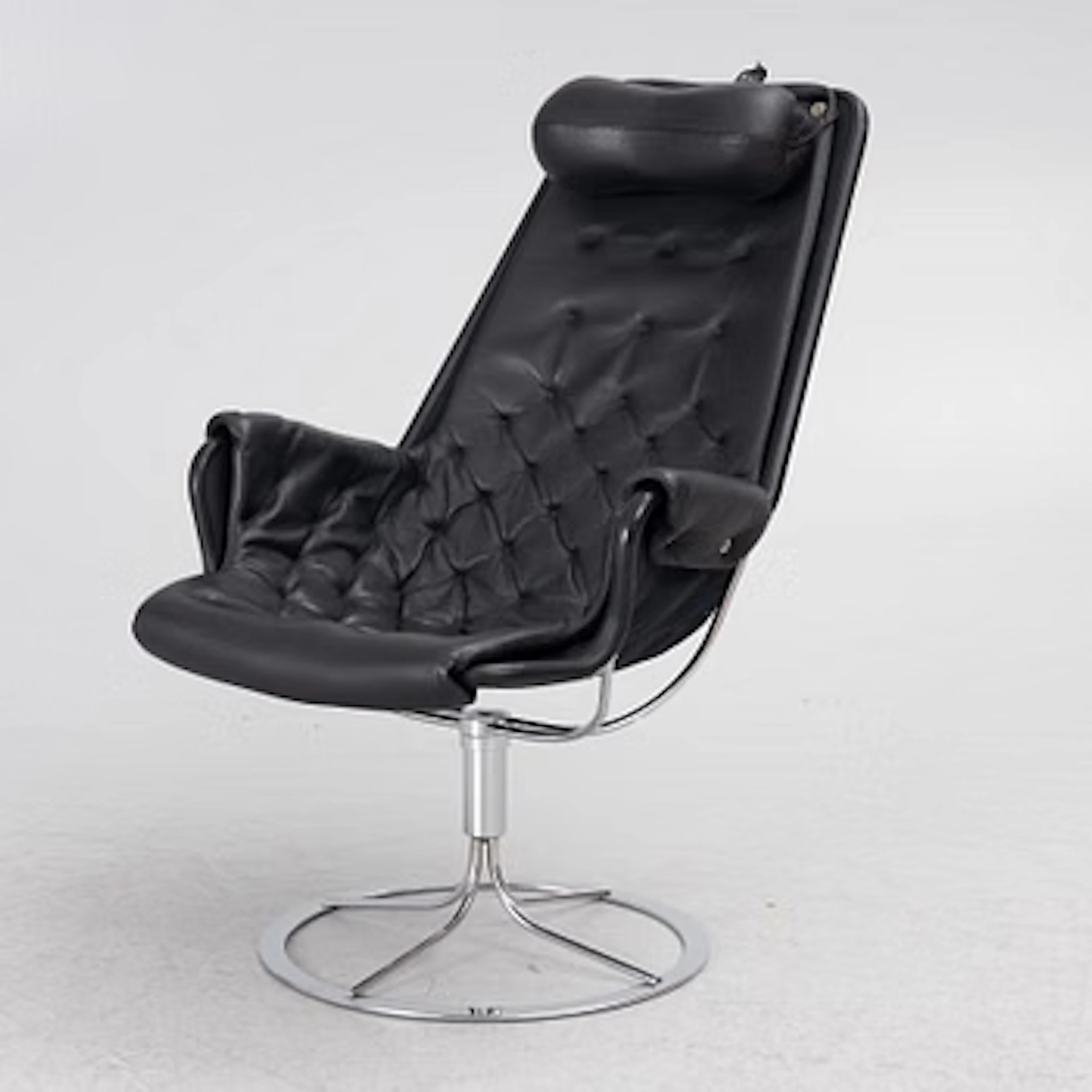 Bruno Mathsson, a 'Jetson' easy chair.