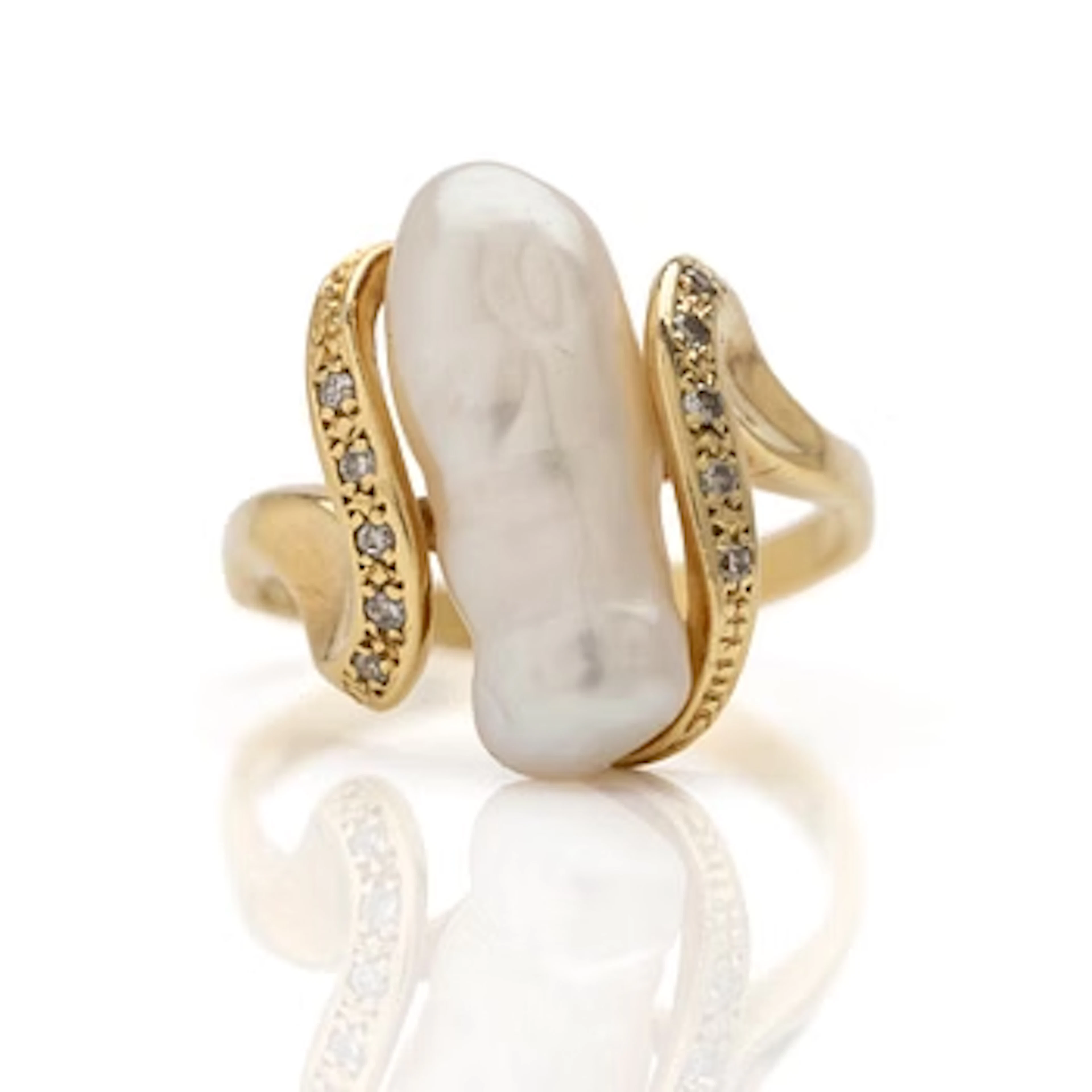 18K gold ring with pearl and diamonds.