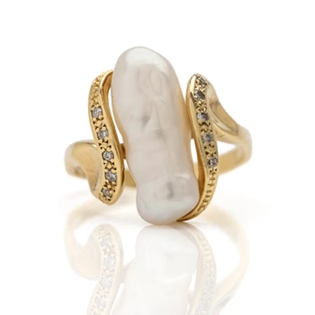 18K gold ring with pearl and diamonds.