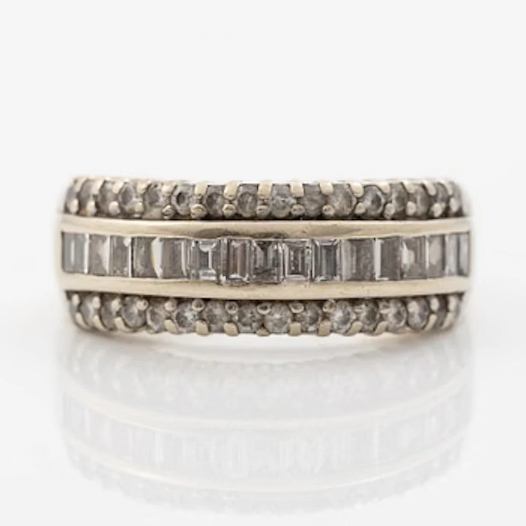 Ring, 18K white gold with brilliant-cut diamonds and baguette-cut diamonds.