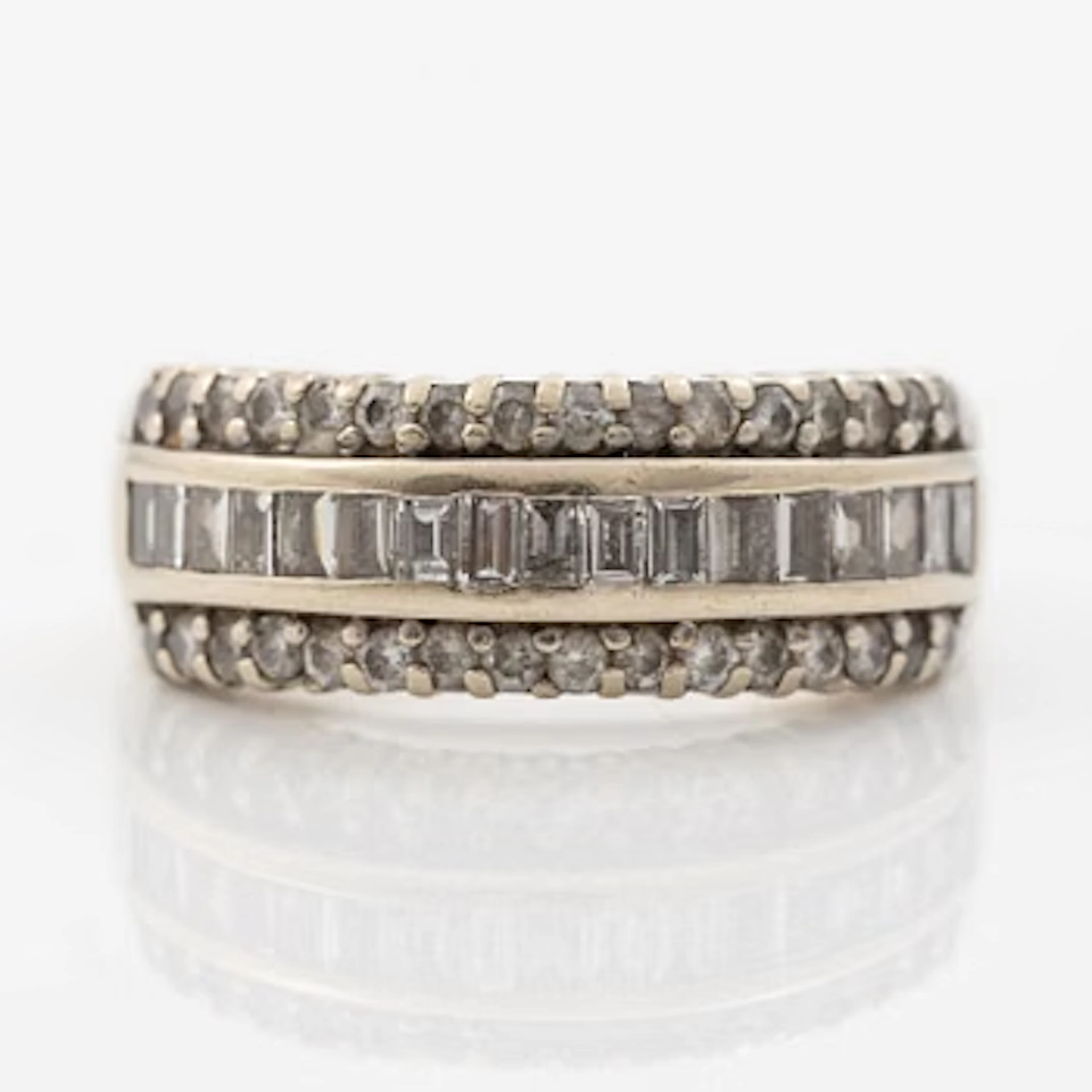 Ring, 18K white gold with brilliant-cut diamonds and baguette-cut diamonds.