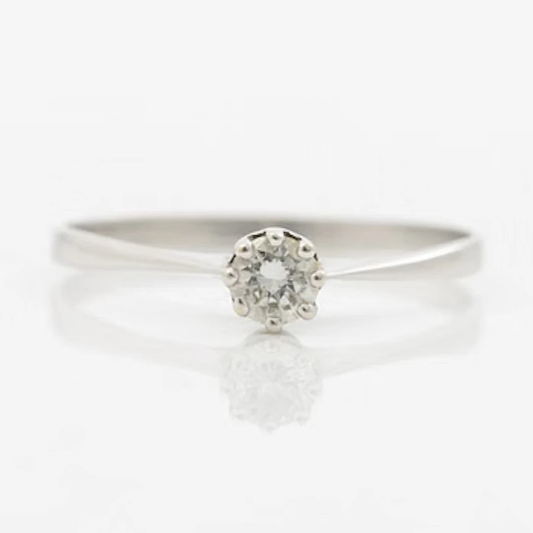 Ring with a brilliant-cut diamond.
