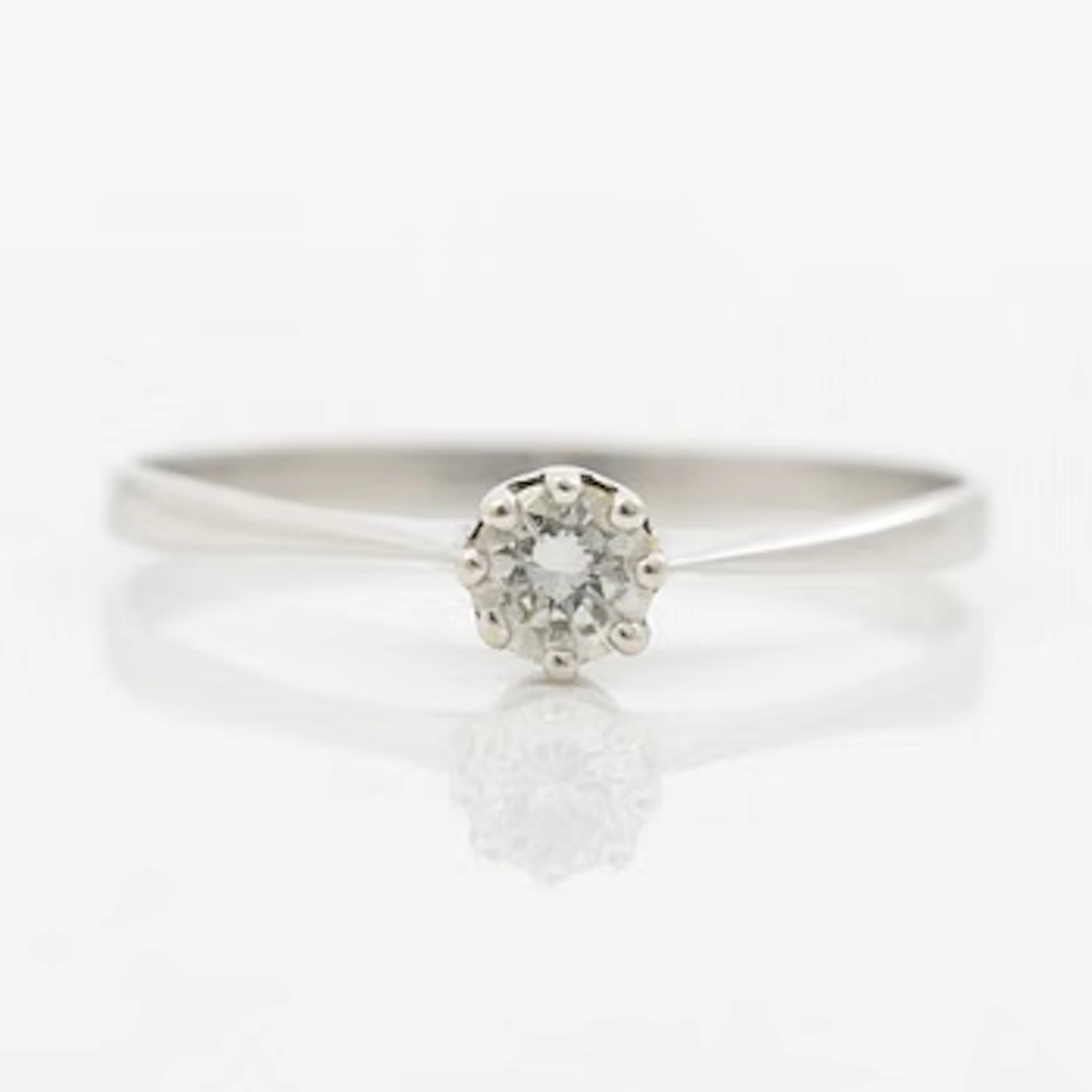 Ring with a brilliant-cut diamond.