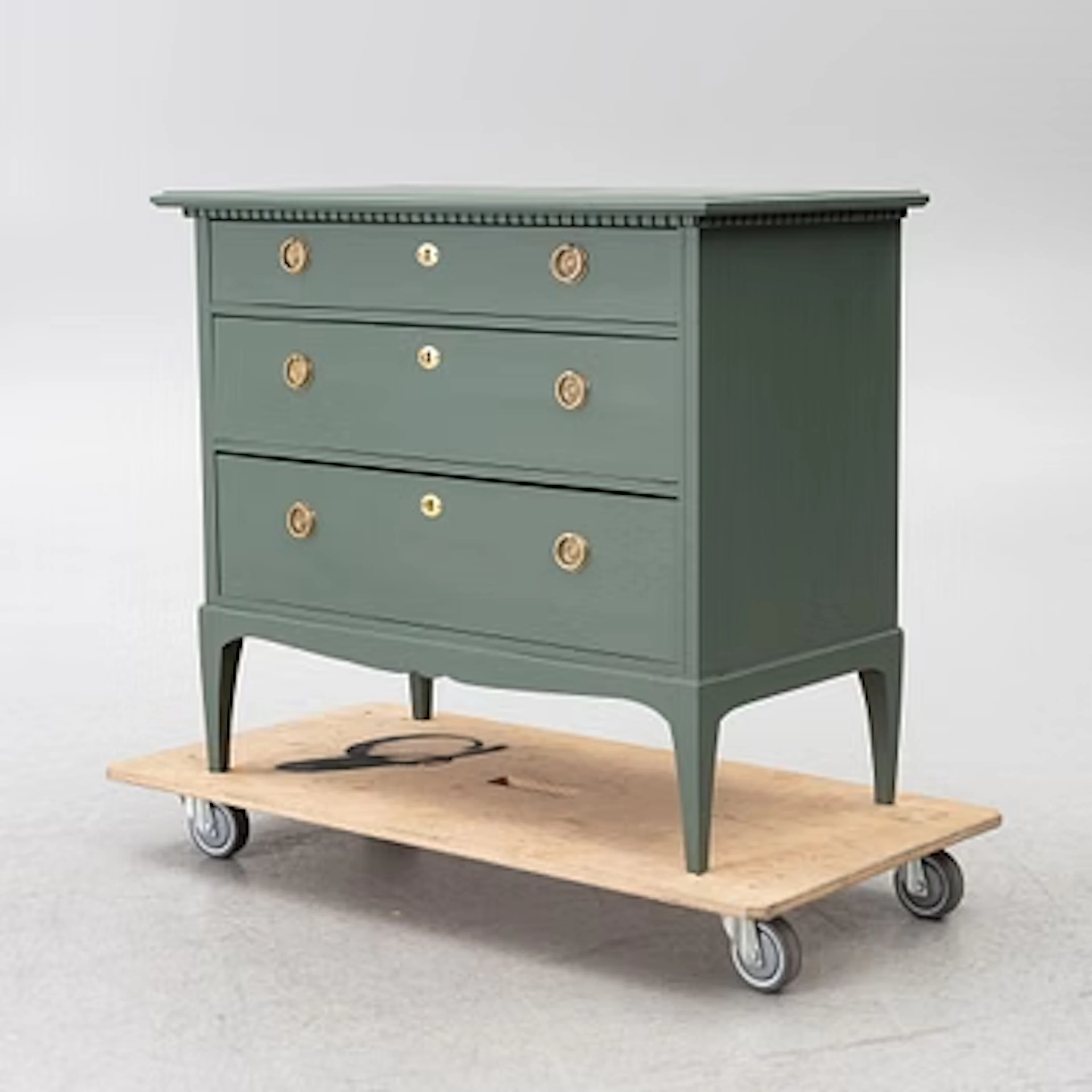 Chest of drawers, Gustavian style, first half of the 20th century.