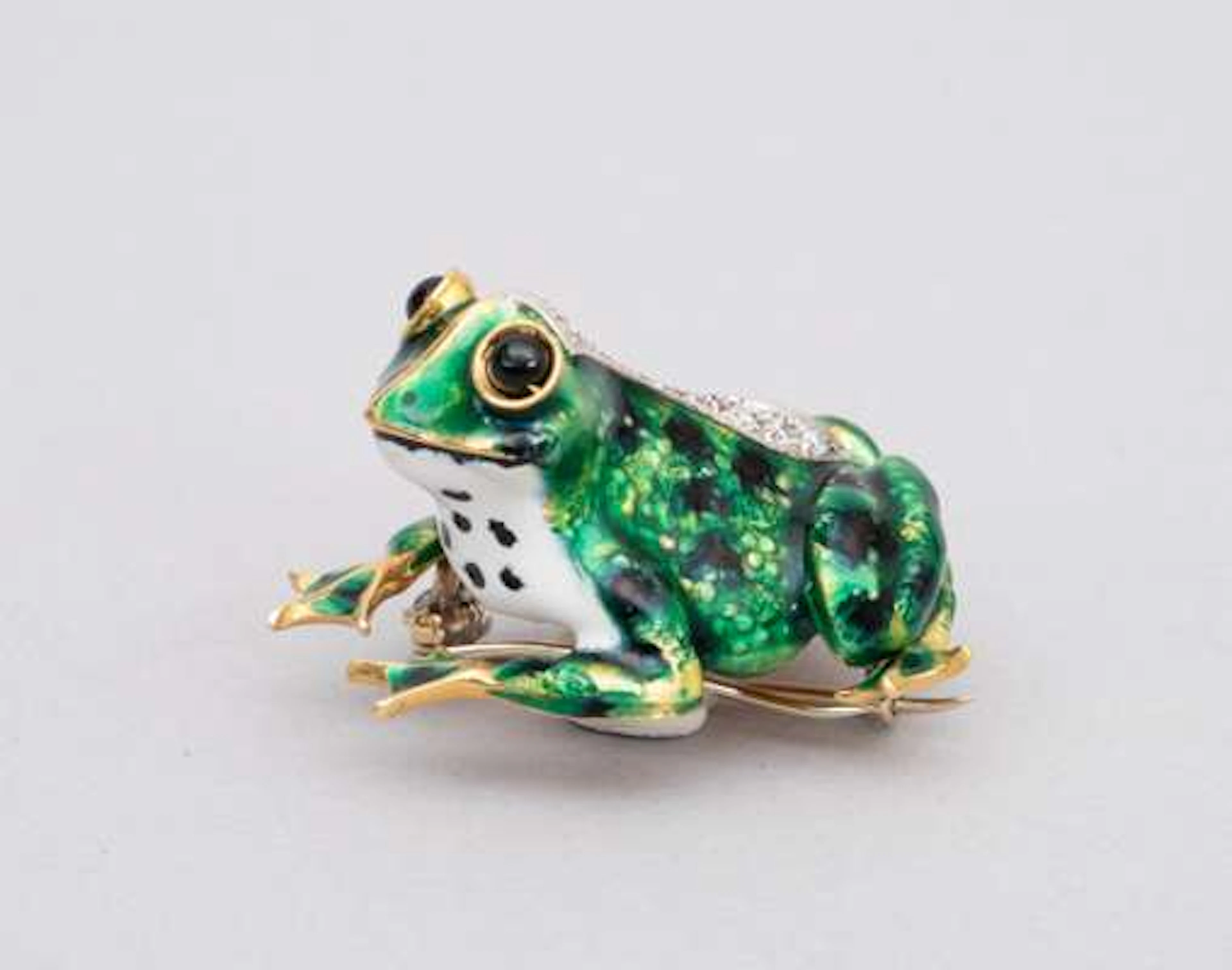 An 18k yellow gold and enamel pin brooch in the shape of a frog. Italy