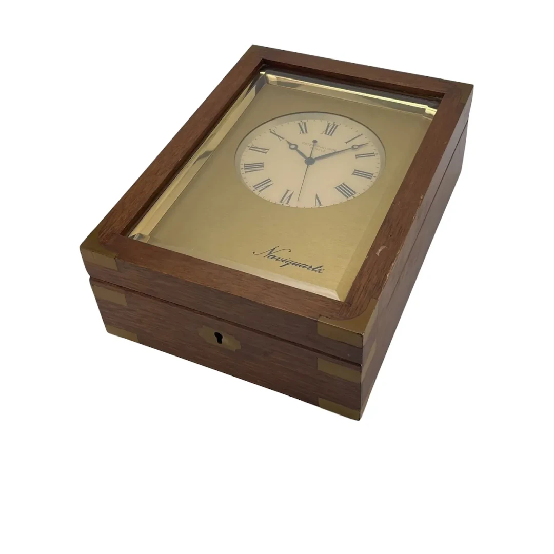 Äußerst attraktives Tischchronometer in verglaster und Messing intarsierter