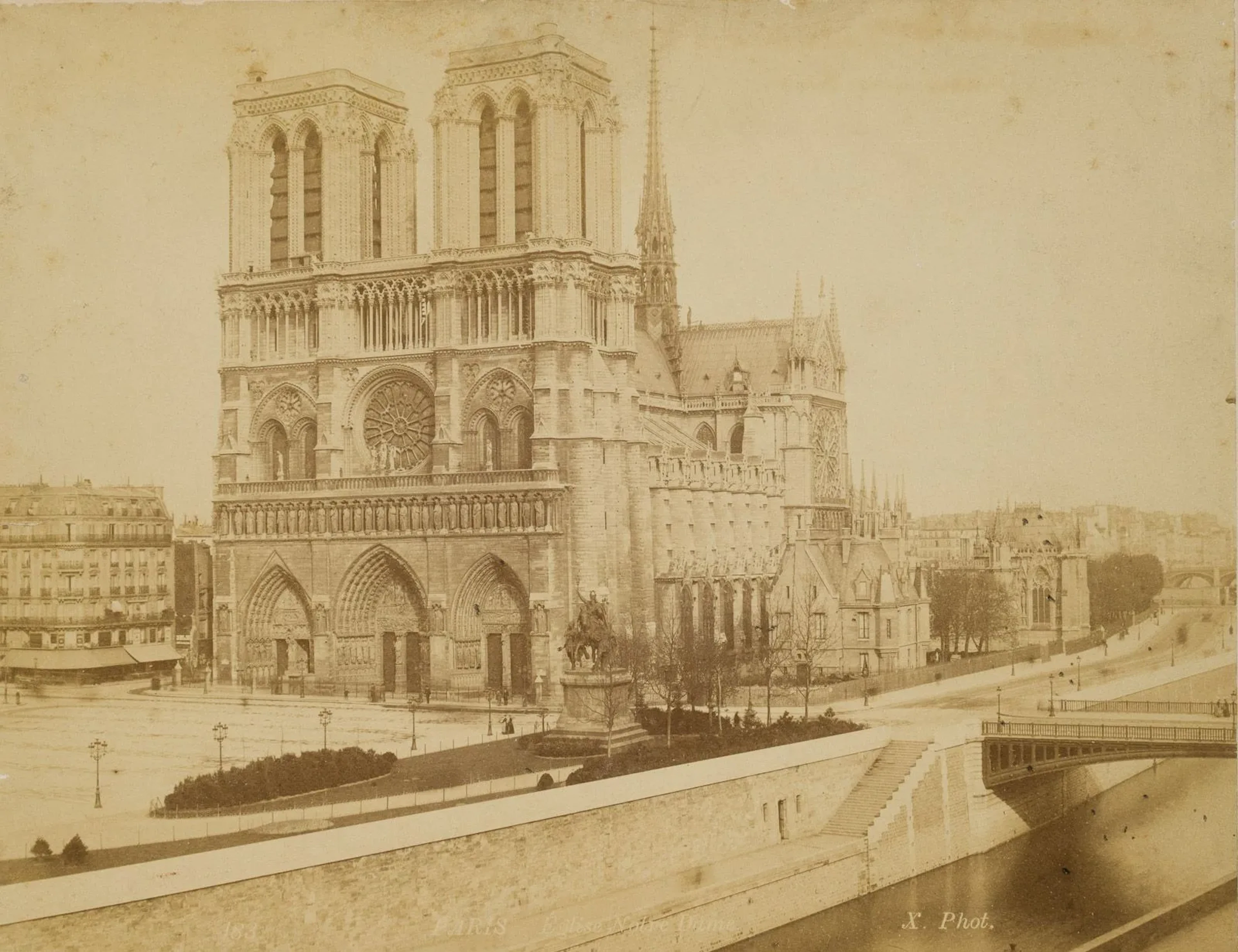 FRATELLI ALINARI (19th) Circle, Notre-Dame de Paris Cathedral, around