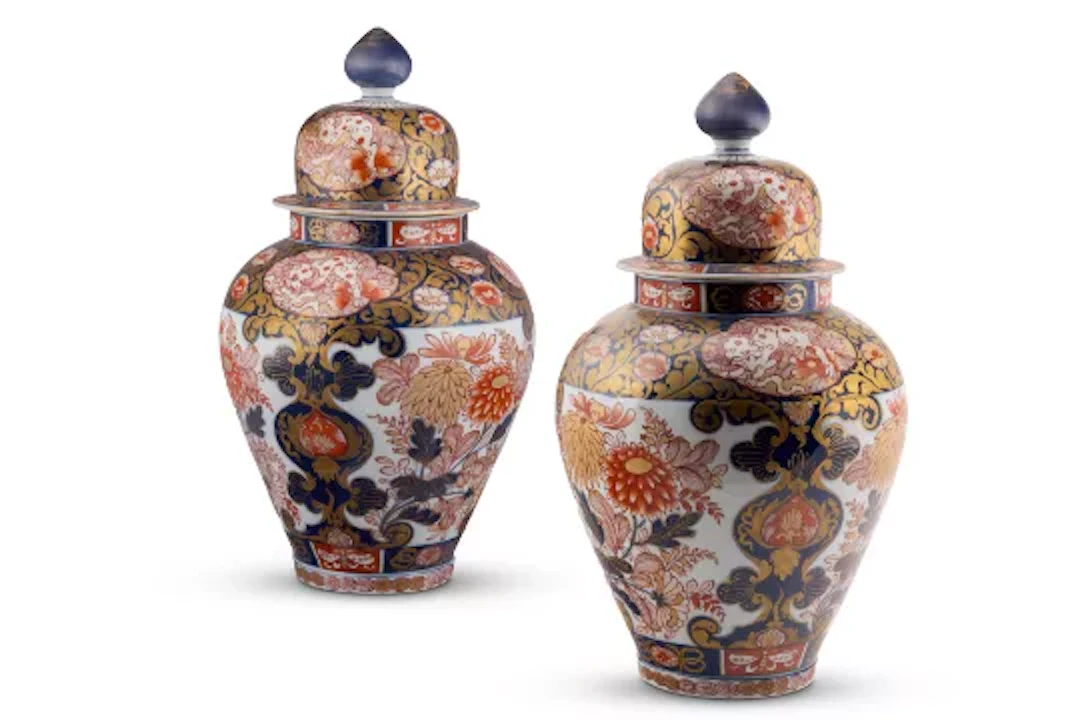 A PAIR OF CONTINENTAL ARITA STYLE VASES, LATE 19TH OR 20TH CENTURY