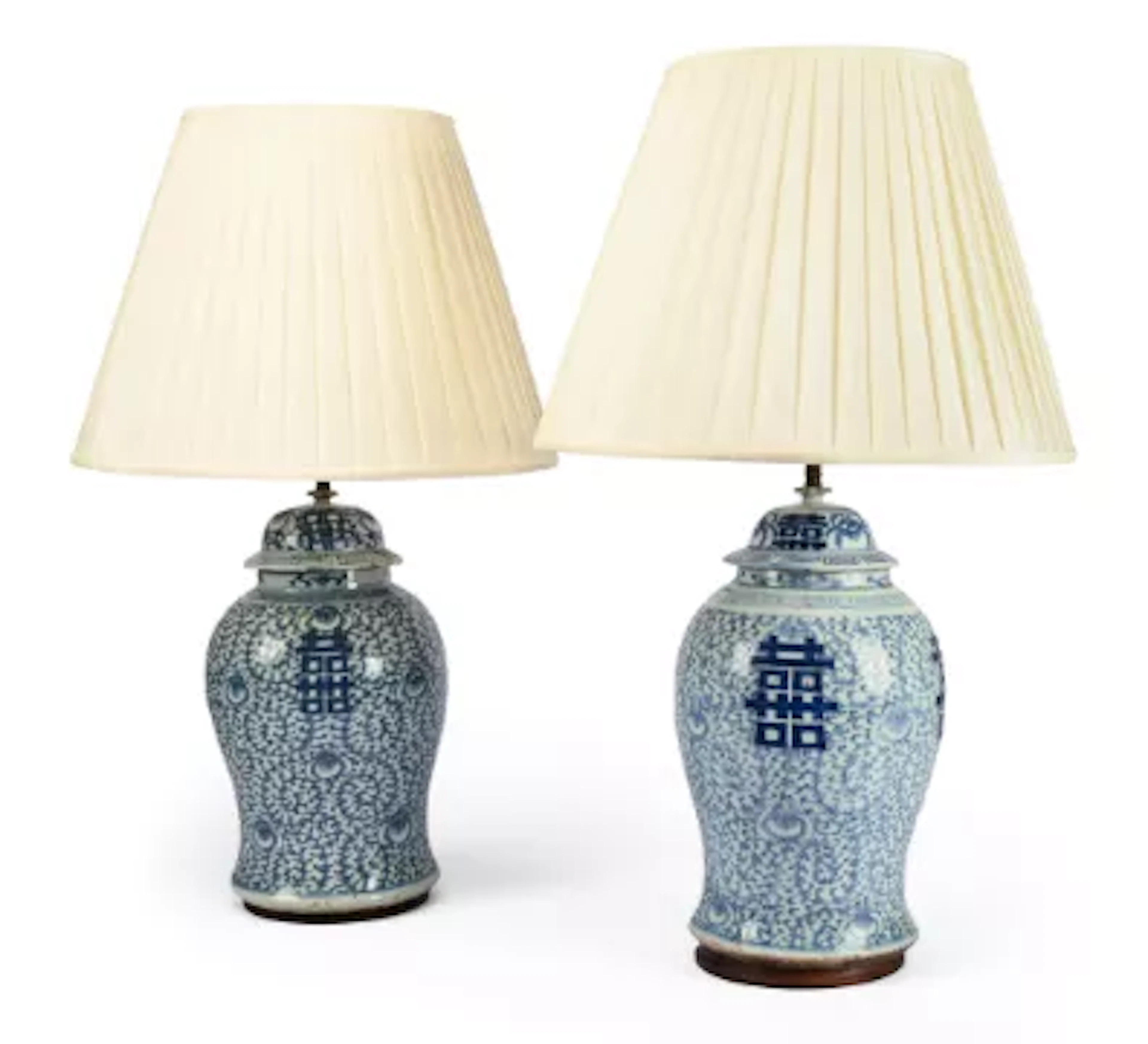 A LARGE PAIR OF CHINESE PORCELAIN TABLE LIGHTS, 19TH CENTURY