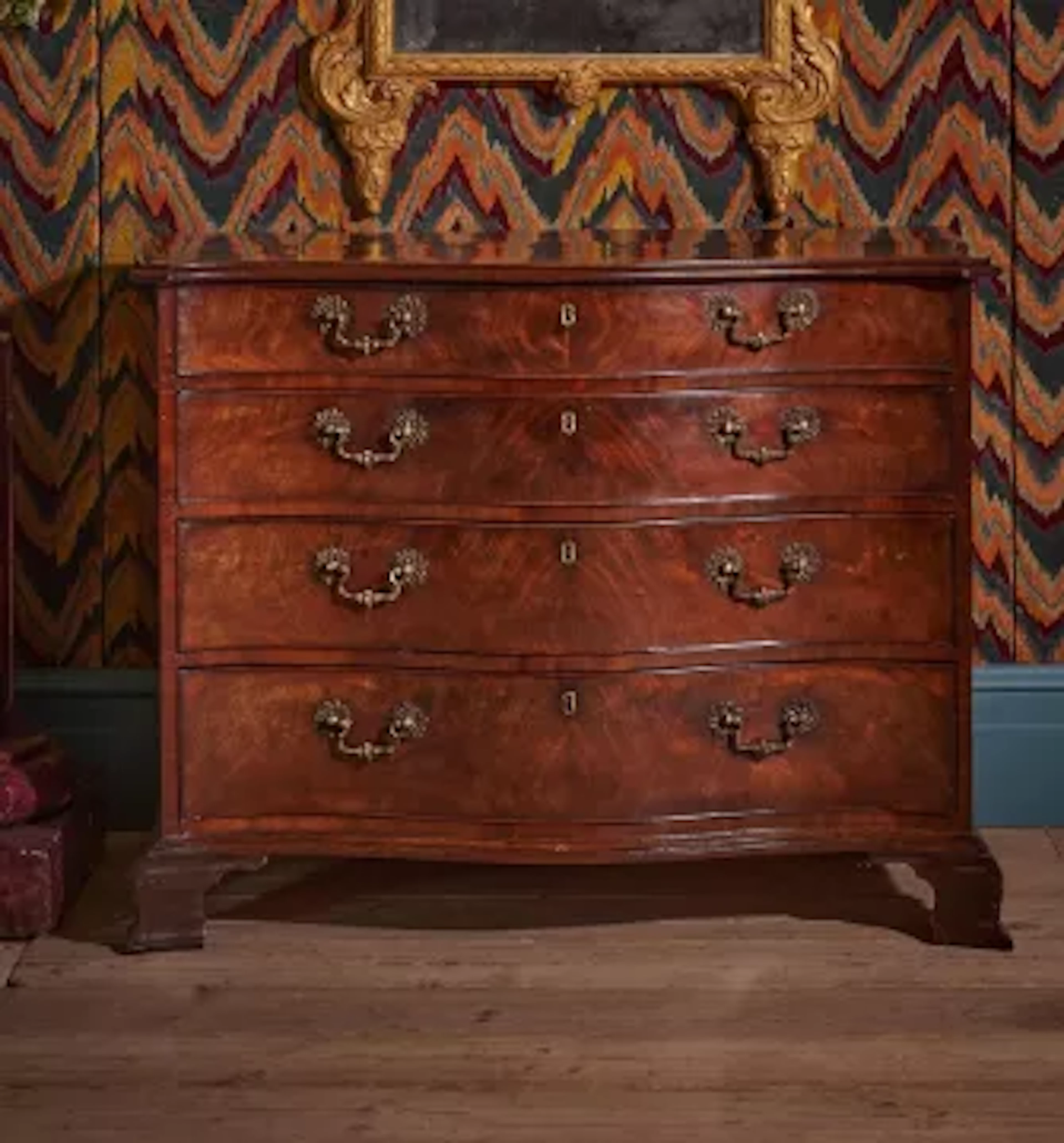 A FINE GEORGE III MAHOGANY SERPENTINE FRONTED COMMODE, CIRCA 1760