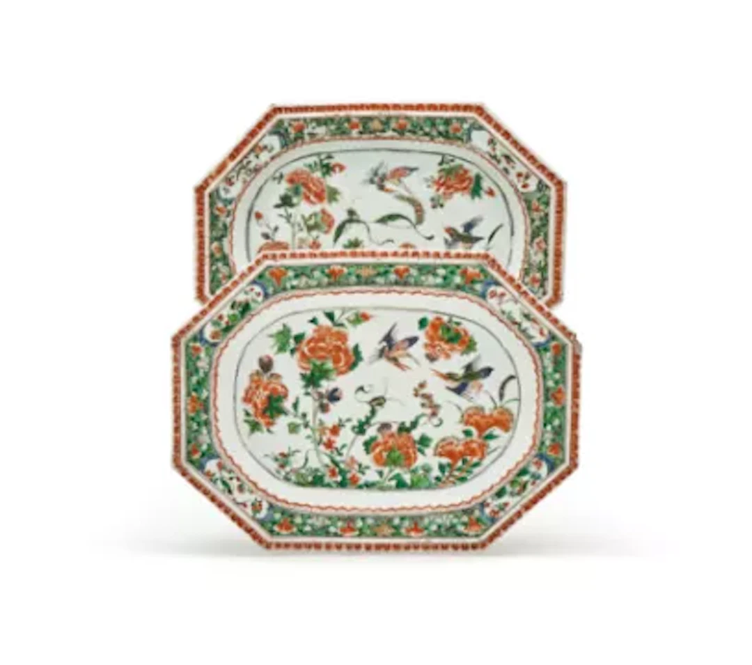 A pair of Chinese Famille Verte 'pie-crust rim' meat dishes, Kangxi (1662-1722)