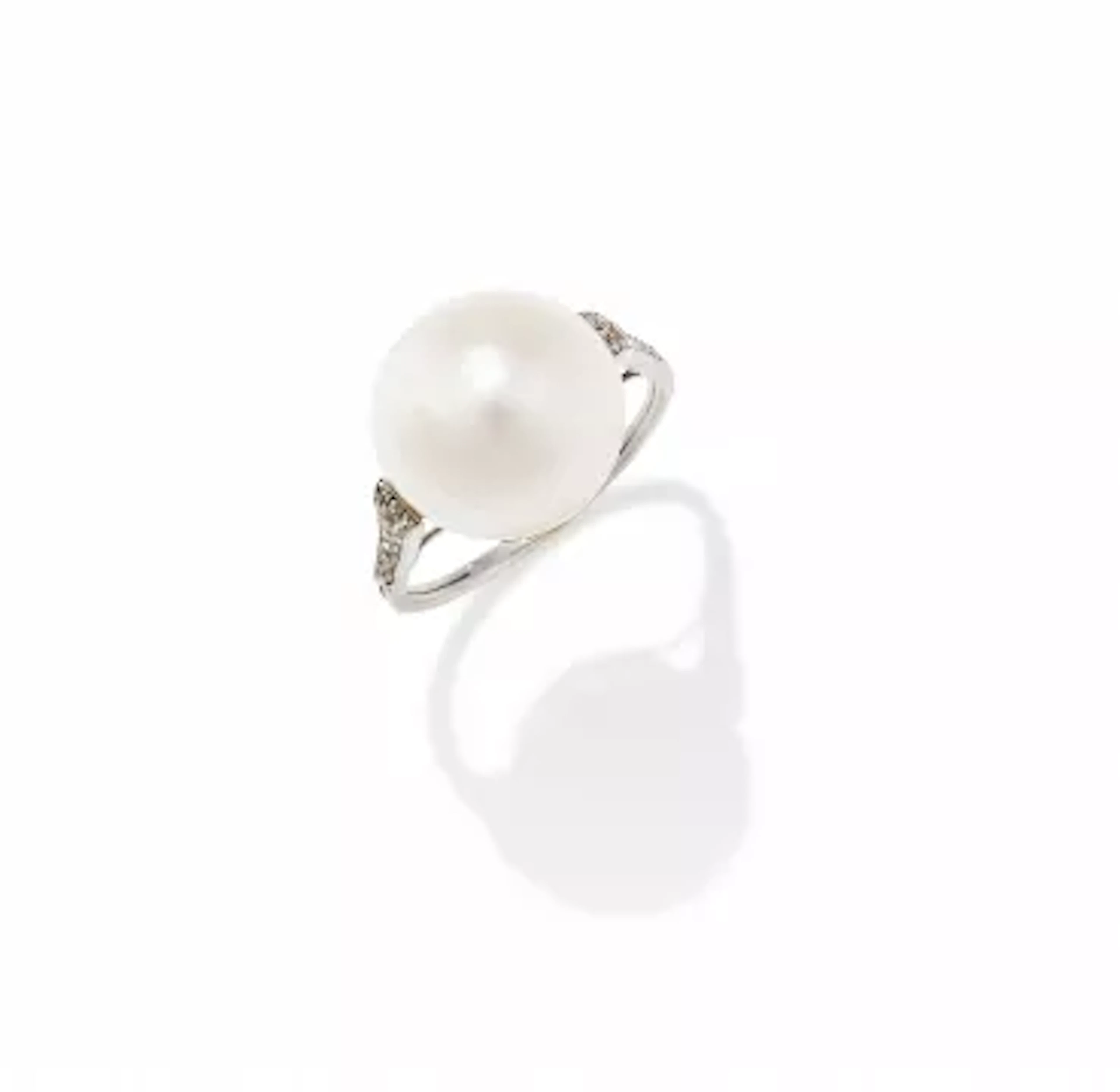 AN EARLY 20TH CENTURY NATURAL PEARL AND DIAMOND RING