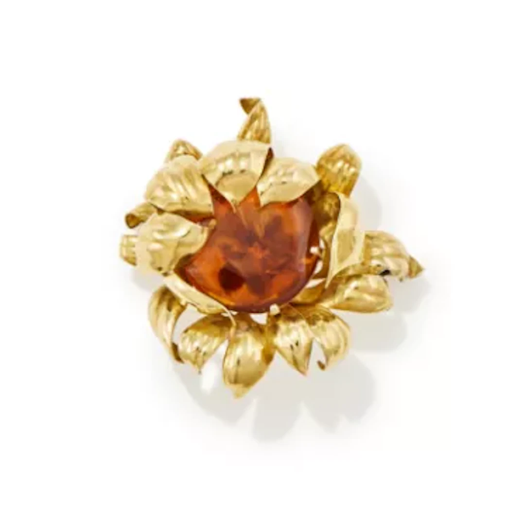 AN AMBER FLOWER BROOCH