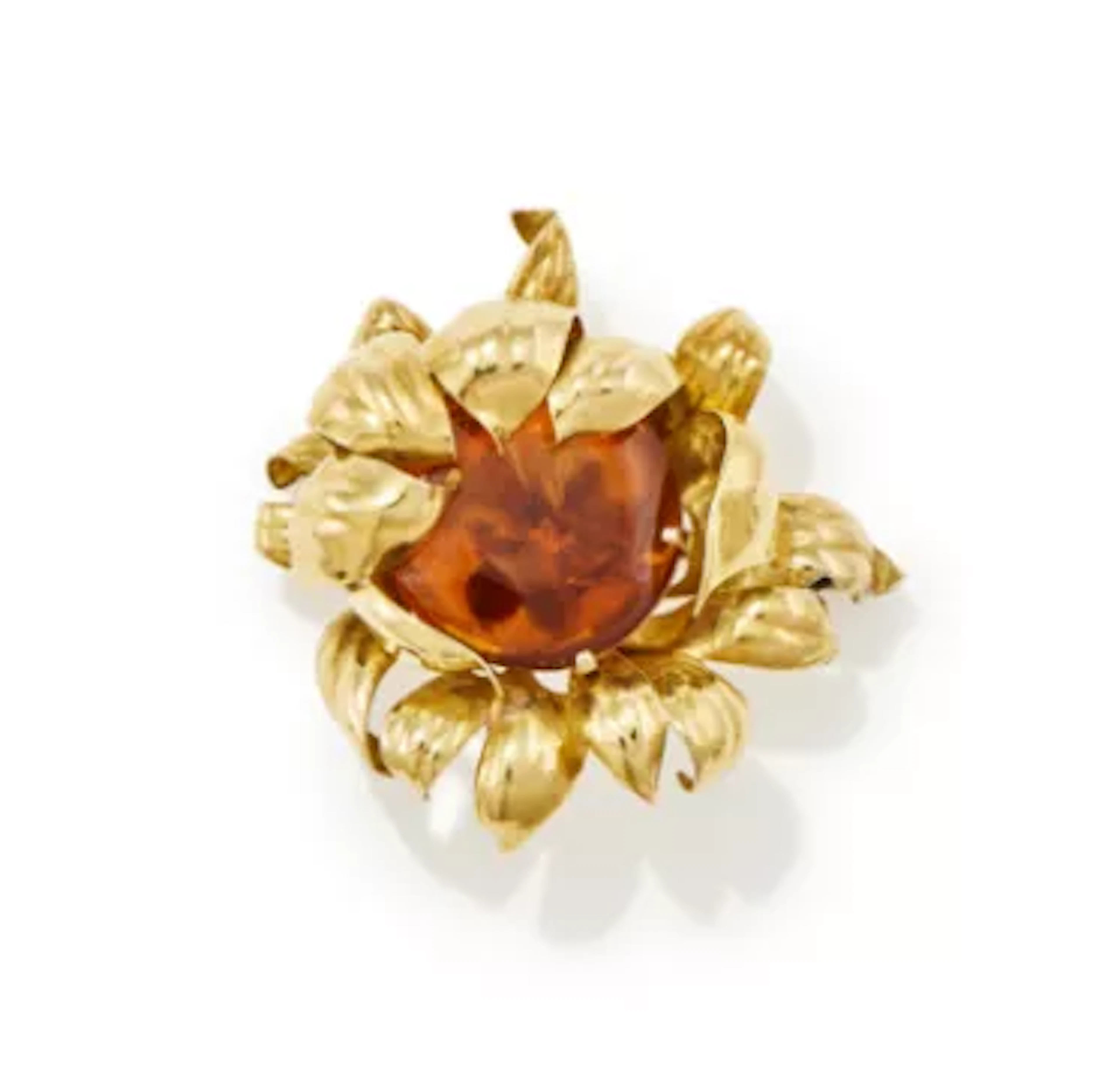 AN AMBER FLOWER BROOCH