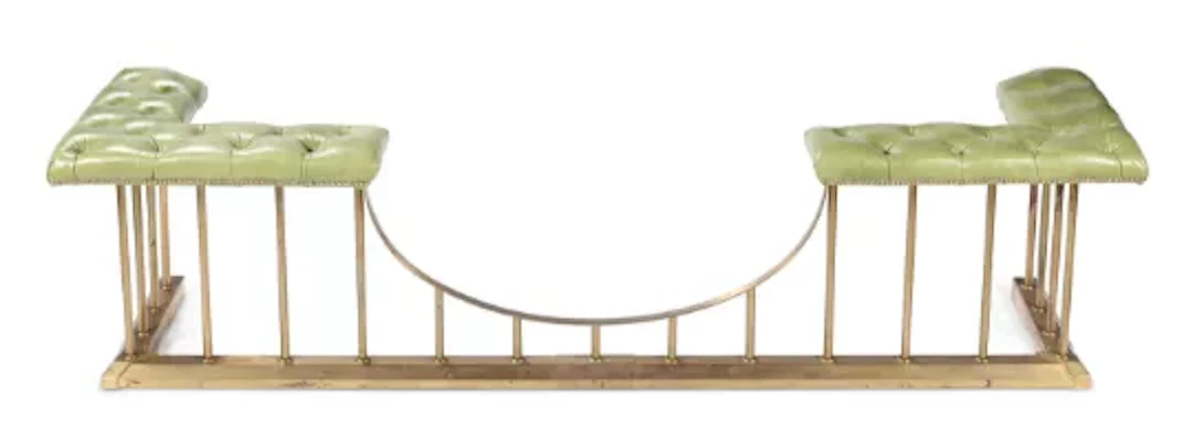 A POLISHED BRASS AND GREEN LEATHER UPHOLSTERED CLUB FENDER, LATE 20TH CENTURY