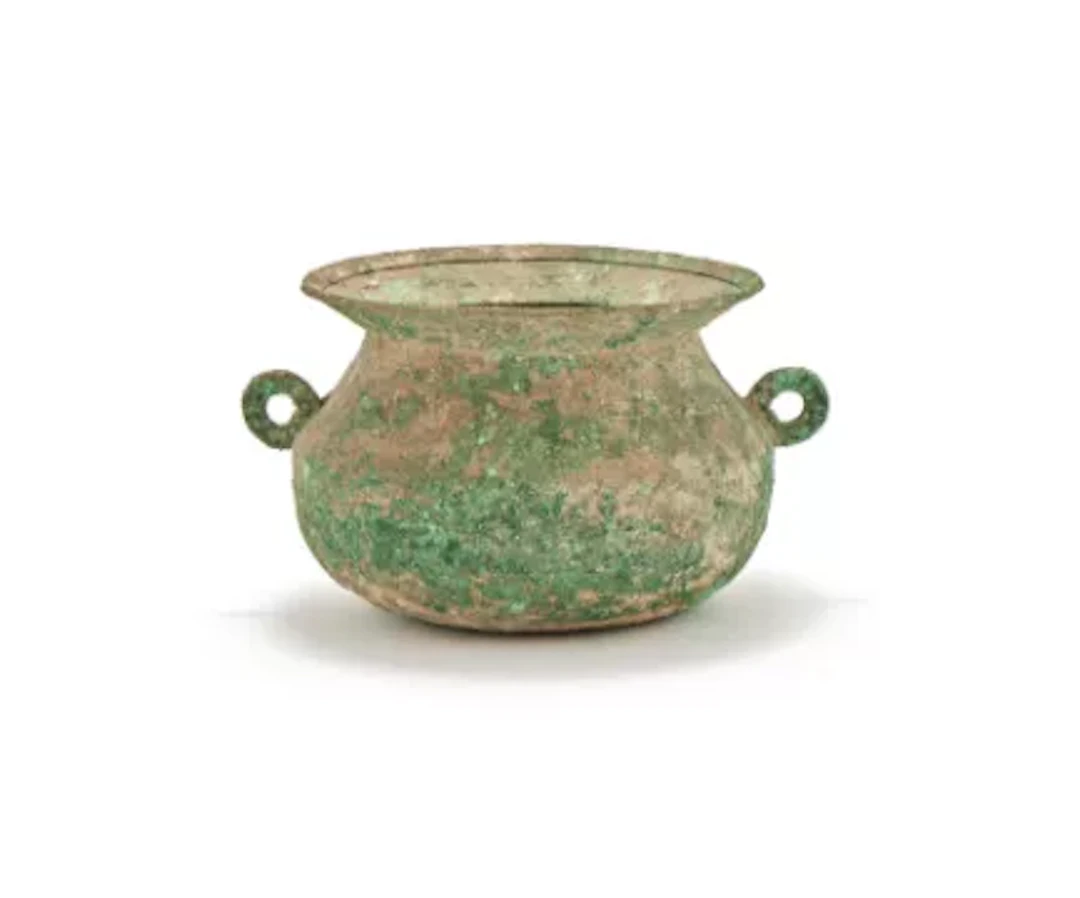 A Chinese bronze twin handled cooking vessel, Mou, Eastern Han Dynasty