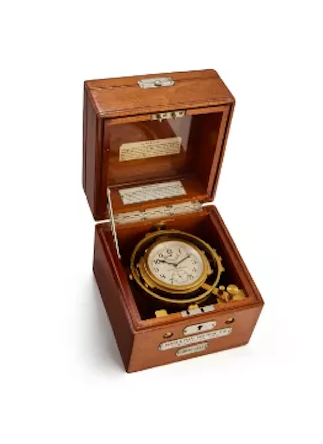 AN AMERICAN WWII PERIOD MAHOGANY CASED GIMBALLED DECK WATCH