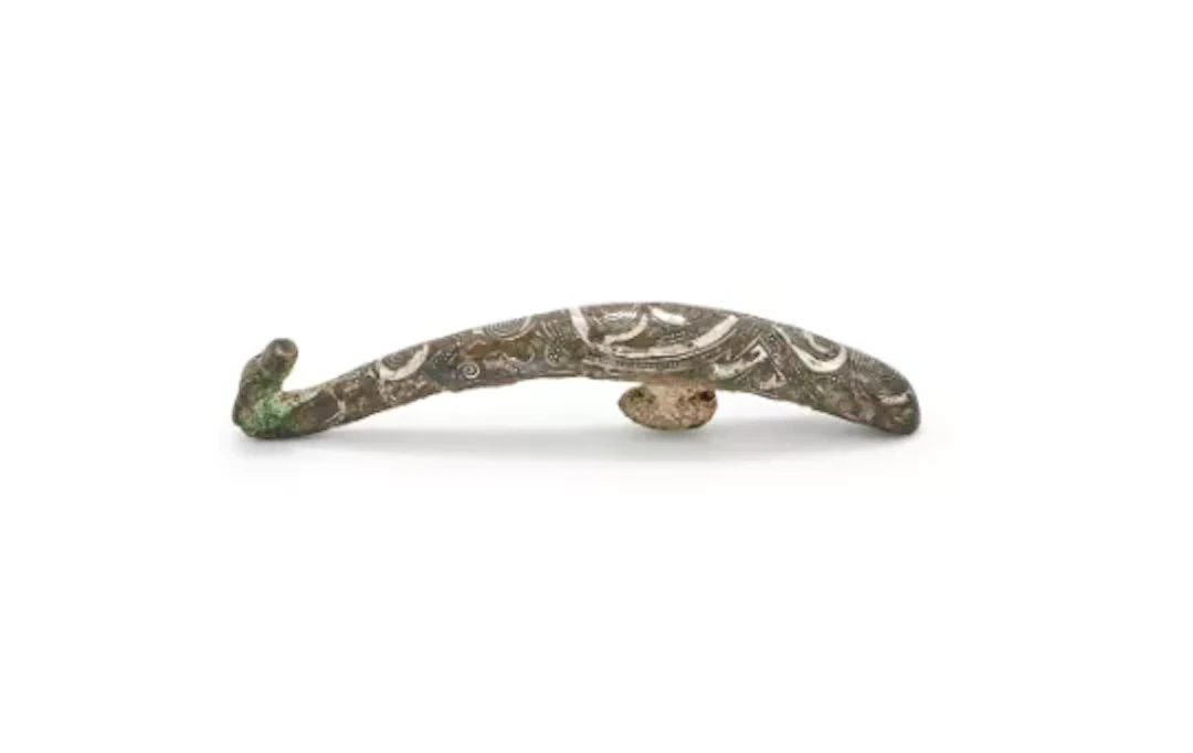 A Chinese silver inlaid bronze 'dragon' belt hook
