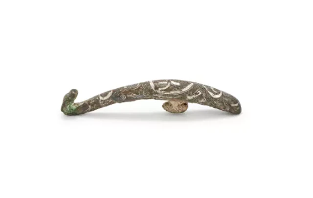A Chinese silver inlaid bronze 'dragon' belt hook