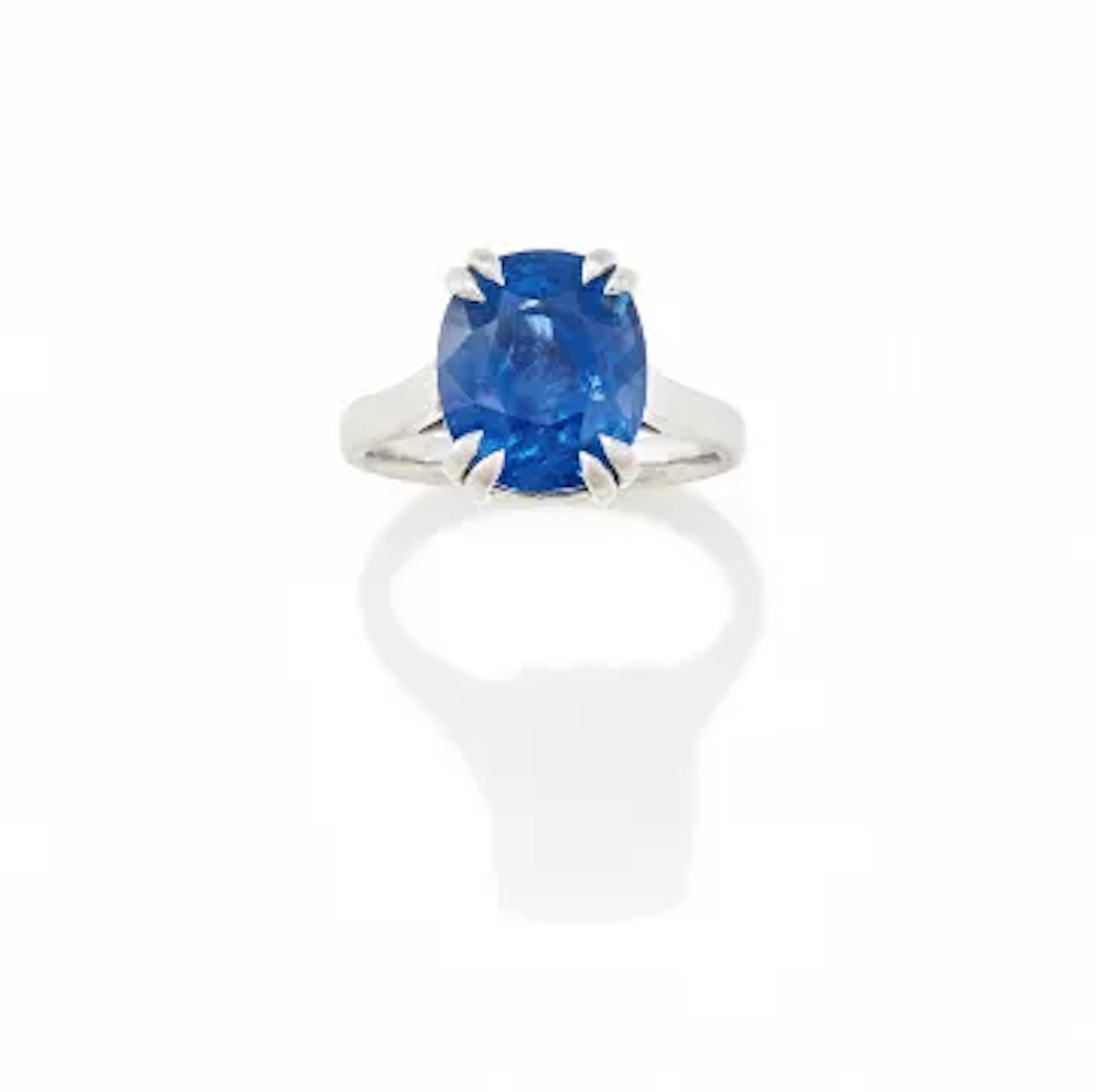 A SRI LANKAN SAPPHIRE SINGLE STONE RING, The rectangular cushion shaped