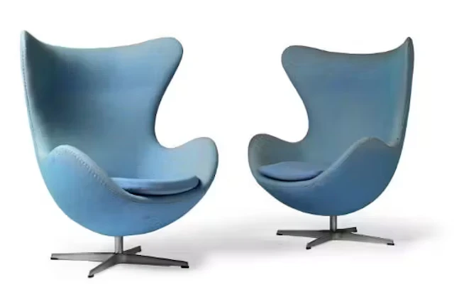 ARNE JACOBSEN (DANISH, 1902-1971), A PAIR OF 'EGG' CHAIRS; DESIGNED