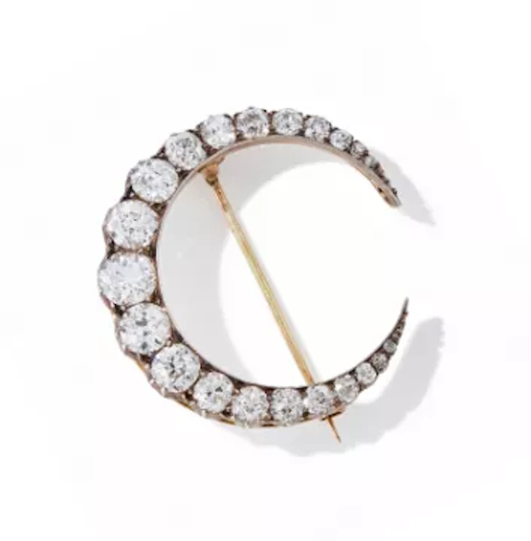 A LATE VICTORIAN DIAMOND CRESCENT BROOCH